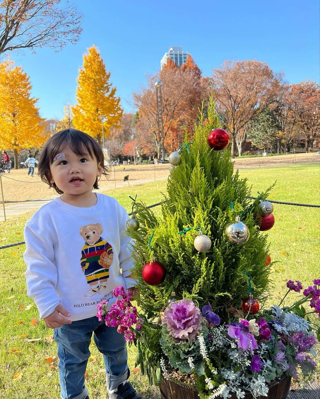 島袋聖南のインスタグラム：「お兄ちゃん達とクリスマスパーティー🥳 ちびメンズ4も集まればカオスww 帰宅時は息子を寝かしつけながら私も寝ちゃった 子供同士楽しくコミニケーションをとってる姿をみると、 また１つお兄ちゃんになったかなと👦🏻💕」