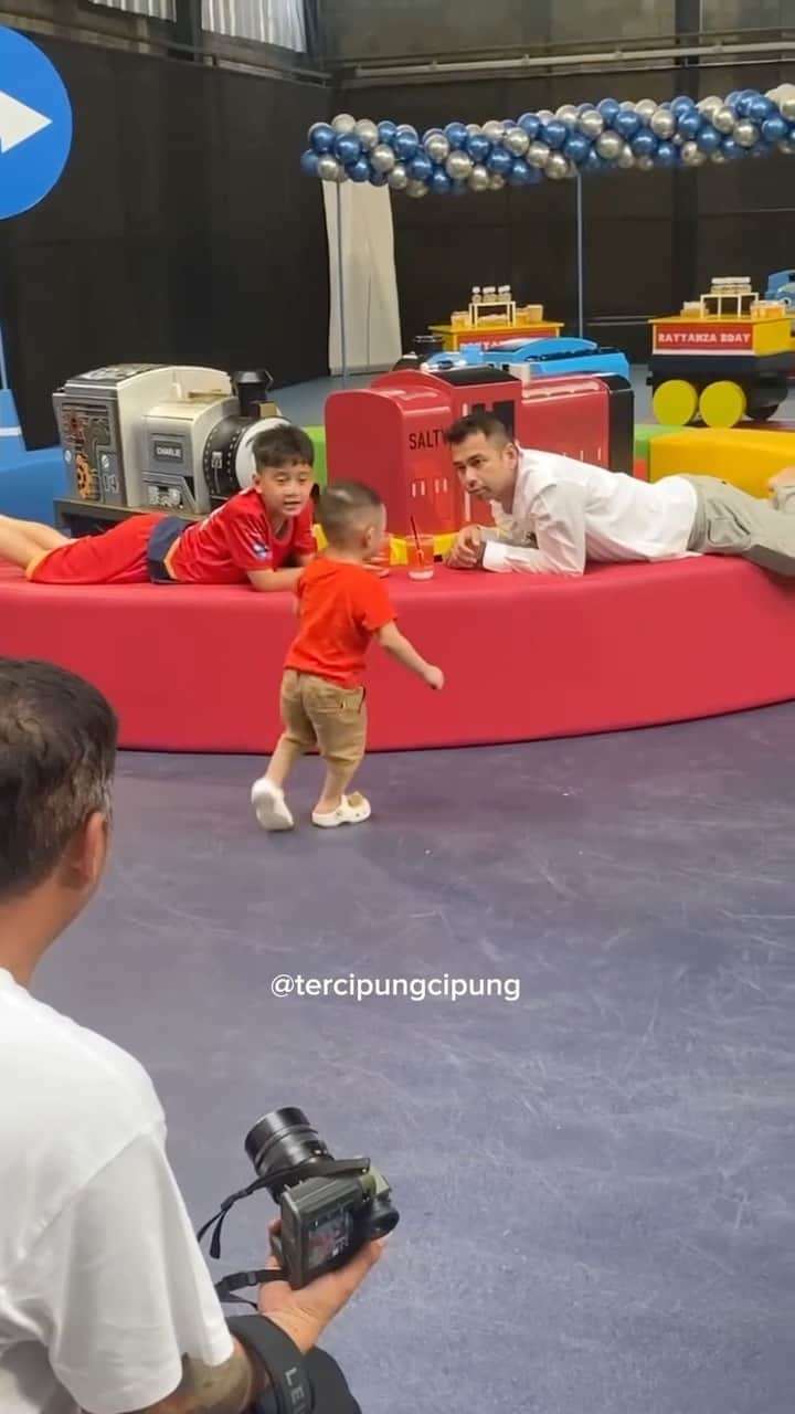 Raffi Ahmadのインスタグラム：「Aduh ketauan deh Aja salting karena apa 😝🤭🤭」