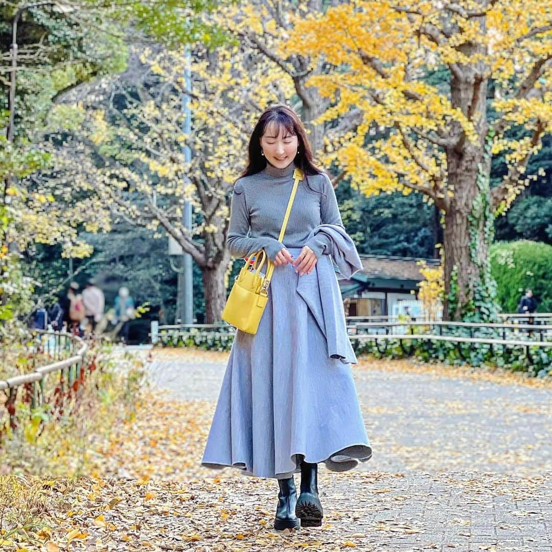 能美黎子のインスタグラム：「・ グレー✖️イエローの 組み合わせが好き。  ＊ ニット： @uniqlo_jp @uniqlo_with @uniqlo  #UNIQLO #ユニクロ ＊アウター・スカート： @venit_official  ＊バッグ：　@ajew_official #ajew  ＊ブーツ： @azulbymoussy_official   #お出かけコーデ #お出かけスポット #明治神宮 #明治神宮いちょう並木 #明治神宮外苑 #お散歩コーデ #きれいめカジュアル #きれいめコーデ #大人カジュアル #グレーコーデ #差し色コーデ #差し色バッグ #ユニクロ購入品 #ユニクロコーデ #ユニクロニット族 #ユニクロニット #着回しコーデ #シンプルコーデ #プチプラ高見えコーデ #高見えコーデ」