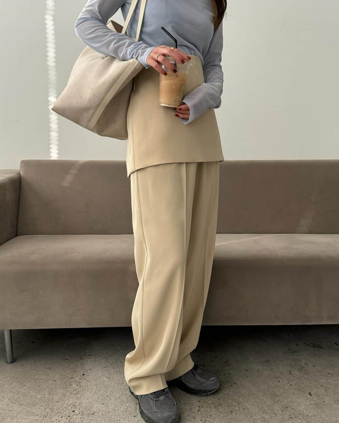 松本恵奈さんのインスタグラム写真 - (松本恵奈Instagram)「先行予約アイテムの2WAY BISTIER PANTS🩷 取り外せるビスチェ付のパンツ。ビスチェは後がゴムになっているのでTOPSとして使っても、パンツのウエストに重ねてペプラムパンツのようにも履ける2WAY仕様♡ まるでヴィスコースのような、日本製のドライタッチのツイル素材でシックに仕上げました。上品なウールのような 微光沢がモードな印象に履いて頂けます♡ 是非お楽しみに！ #clane #先行予約アイテム #clane24sspreorder」12月10日 13時11分 - ena1123