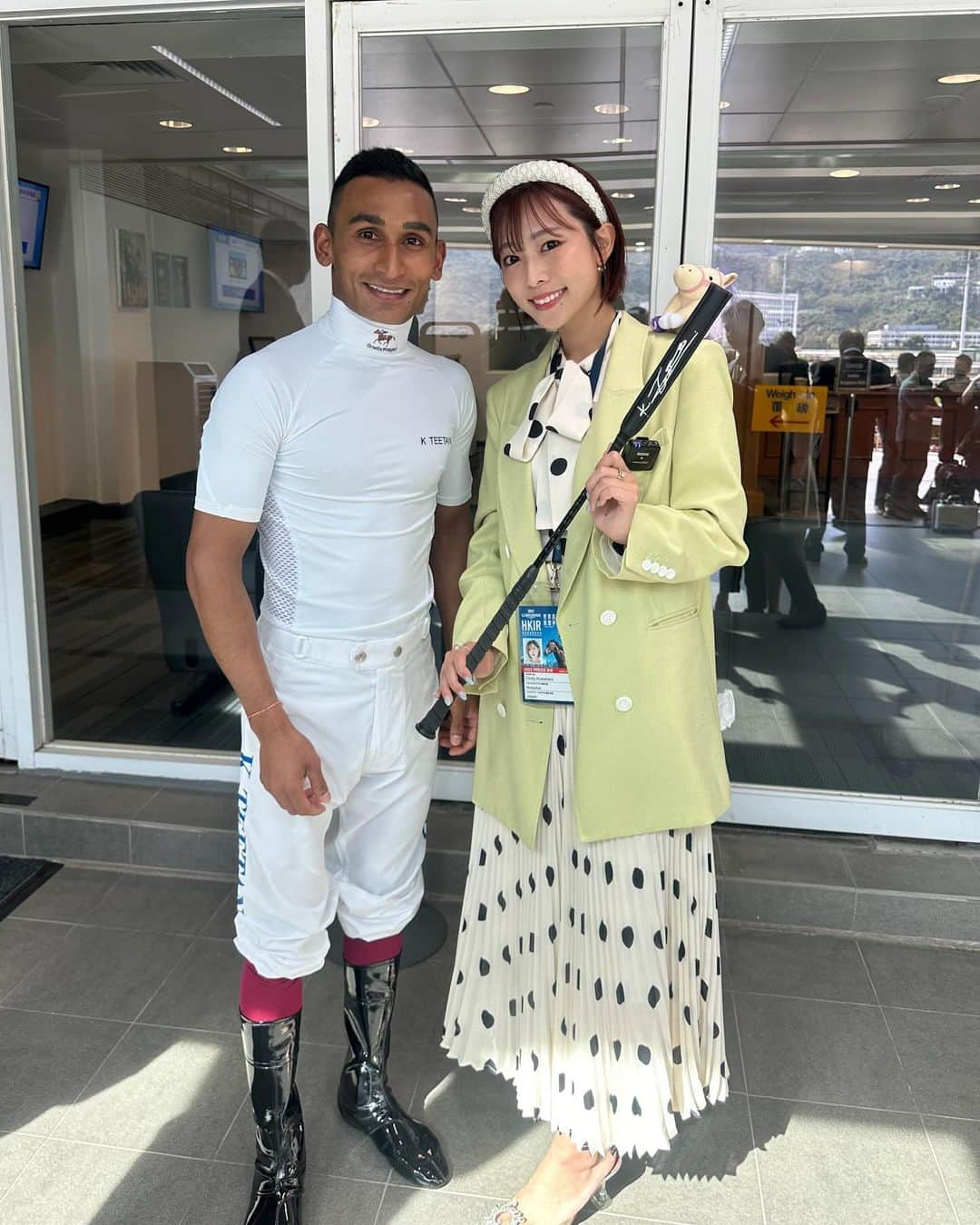 桑原茉萌のインスタグラム：「【香港競馬5日目🏇🇭🇰】 Wow！Surprise! 😭💖💖💖💖✨🫶  Thank you for the wonderful gift✨ Today is a memorable day and I received a present from a jockey Karis Teetan 🏇🤝🇭🇰✨  it's my treasure🫶💖  @KarisTeetan  @HKJC_Racing   #HKIR#香港 #hkjc #hongkong #horseracing #karisteetan #騎手 #競馬 #香港競馬 #香港国際競走  #國際騎師錦標賽 #浪琴國際騎師錦標賽 #騎師非凡一族 #跑馬地馬場 #浪琴 #IJC #LonginesIJC #HKRacing #Jockeysarespecialbreed #GoRacingHK #世界舞台草地王者 #沙田馬場  #浪琴  #HKRacing #turfworldchampionships #GoRacingHK  #ShatinRacecourse  #longines #umajo #fyp」