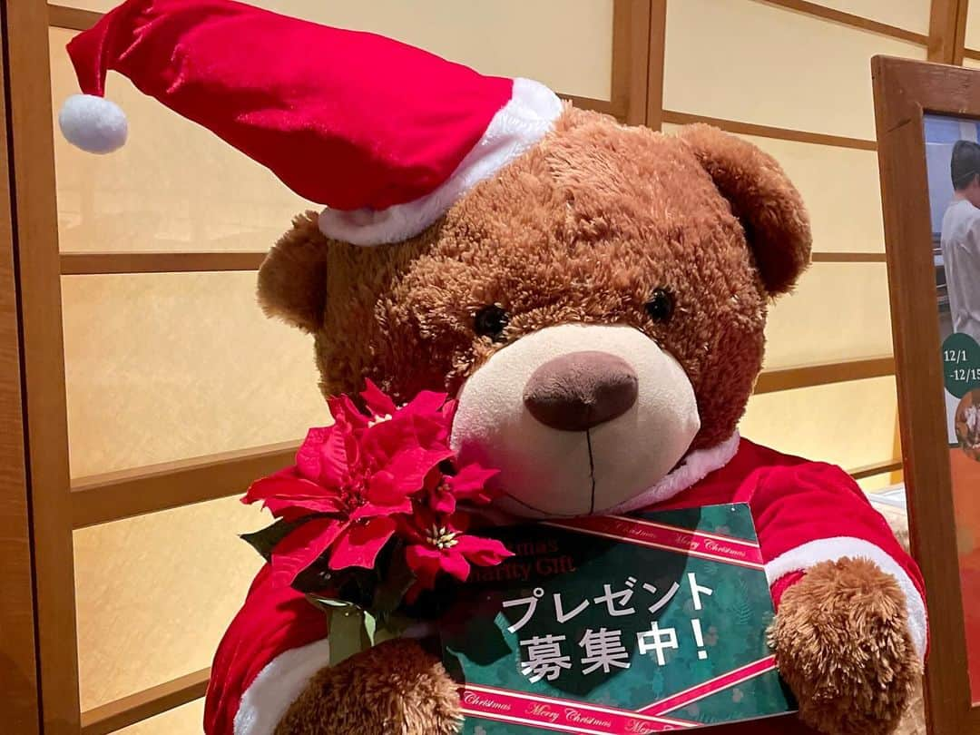 横浜ベイホテル東急［公式］さんのインスタグラム写真 - (横浜ベイホテル東急［公式］Instagram)「// クリスマスプレゼントで 子どもたちに笑顔を！ . 皆さまからお預かりしたプレゼントは 神奈川県内の児童養護施設の子どもたちに、クリスマスプレゼントとしてお届けいたします！ . プレゼント方法など、お問い合わせいただいた 皆さま、誠にありがとうございます。 詳細につきまして、あらためて ご紹介させていただきます。  🎁クリスマスチャリティーギフト  受付期間：12月1日(金)～15日(金) 時間：16:00～18:00 ※時間外の場合、ベルデスクにて承ります 場所：特設「チャリティーデスク」 　　　ホテル1Fロビー ※送付はご遠慮ください ＜ギフト内容＞ 対象年齢：0～18歳 ・新品（お買い求めいただいたもの）を包装せずにお持ちください ・食品・化粧品・金券類・中古品はご遠慮ください ・1ヶ月以上、常温にて保存可能なものに限ります 昨年人気のあったギフト（一例） ・男の子：プラモデル、文房具、など ・女の子：かわいい文房具、お洋服（特に小学高学年以上）など ※プレゼントは、中身を確認のうえ、ホテル側にてクリスマス包装を行います . 🎁詳細は公式HPからもご覧ください . #子どもたちに笑顔を  #クリスマスプレゼント  #チャリティー  #クリスマスツリー  #クリスマス #ギフト  #ベイ東急de冬休み  #横浜ベイホテル東急  #みなとみらい #横浜  #みなとみらい線フォト散歩  #christmaspresents  #christmas #gift  #charity  #yokohamabayhoteltokyu  #myyokohama」12月10日 13時16分 - yokohamabayhoteltokyu