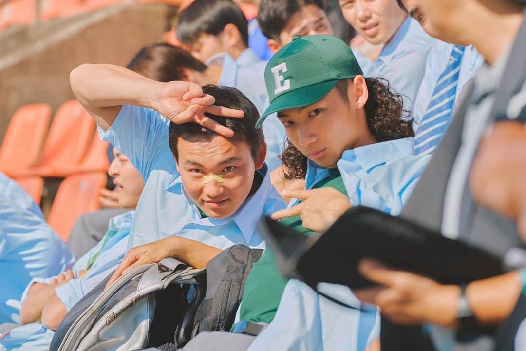下剋上球児のインスタグラム：「🍚🏃‍♂️  まもなく13:30から #下剋上球児 第8話再放送✨ よる9時からは第9話放送！  ニレクガのオフショットをお届け📸 あんまり調子に乗ったらいかんぞ！！  #tbs #日曜劇場 #下剋上球児 #まもなく第8話再放送 #第9話は今夜9時放送✨」