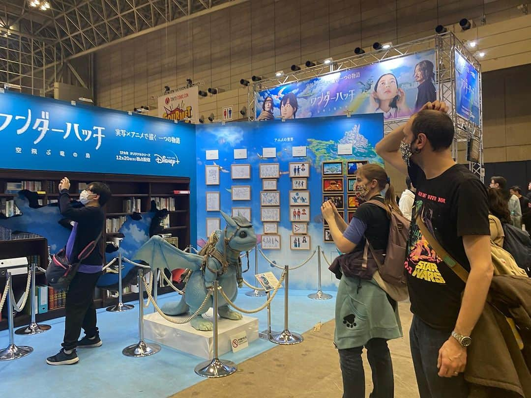 森本千絵さんのインスタグラム写真 - (森本千絵Instagram)「TOKYO COMIC CON2023  幕張メッセで開催のコミコンに コミュニケーションビジュアルでお手伝いさせていただいてる 『　#ワンダーハッチ空飛ぶ竜の島 』 （12月20日からDisney +で独占配信スタート） の、ブースが誕生したので親娘で観に行きました！  萩原健太郎監督、アクタ役を務める新田真剣佑さん、ドラゴン：ガフィンの声優を務めた武内駿輔さんのステージも拝見しました！  錚々たる世界のポップカルチャー、名作の中で 堂々たる誕生を放っていてワクワクしました！  #tokyocomiccon #tokyocomicon2023  #コミコン #ディズニープラス　#Disney #ワンダーハッチ　#ワンダーハッチ空飛ぶ竜の島」12月10日 13時23分 - chiemorimoto_goen