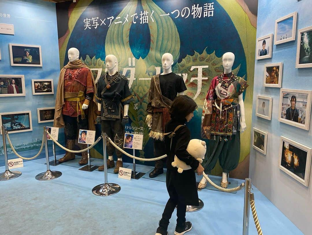 森本千絵さんのインスタグラム写真 - (森本千絵Instagram)「TOKYO COMIC CON2023  幕張メッセで開催のコミコンに コミュニケーションビジュアルでお手伝いさせていただいてる 『　#ワンダーハッチ空飛ぶ竜の島 』 （12月20日からDisney +で独占配信スタート） の、ブースが誕生したので親娘で観に行きました！  萩原健太郎監督、アクタ役を務める新田真剣佑さん、ドラゴン：ガフィンの声優を務めた武内駿輔さんのステージも拝見しました！  錚々たる世界のポップカルチャー、名作の中で 堂々たる誕生を放っていてワクワクしました！  #tokyocomiccon #tokyocomicon2023  #コミコン #ディズニープラス　#Disney #ワンダーハッチ　#ワンダーハッチ空飛ぶ竜の島」12月10日 13時23分 - chiemorimoto_goen