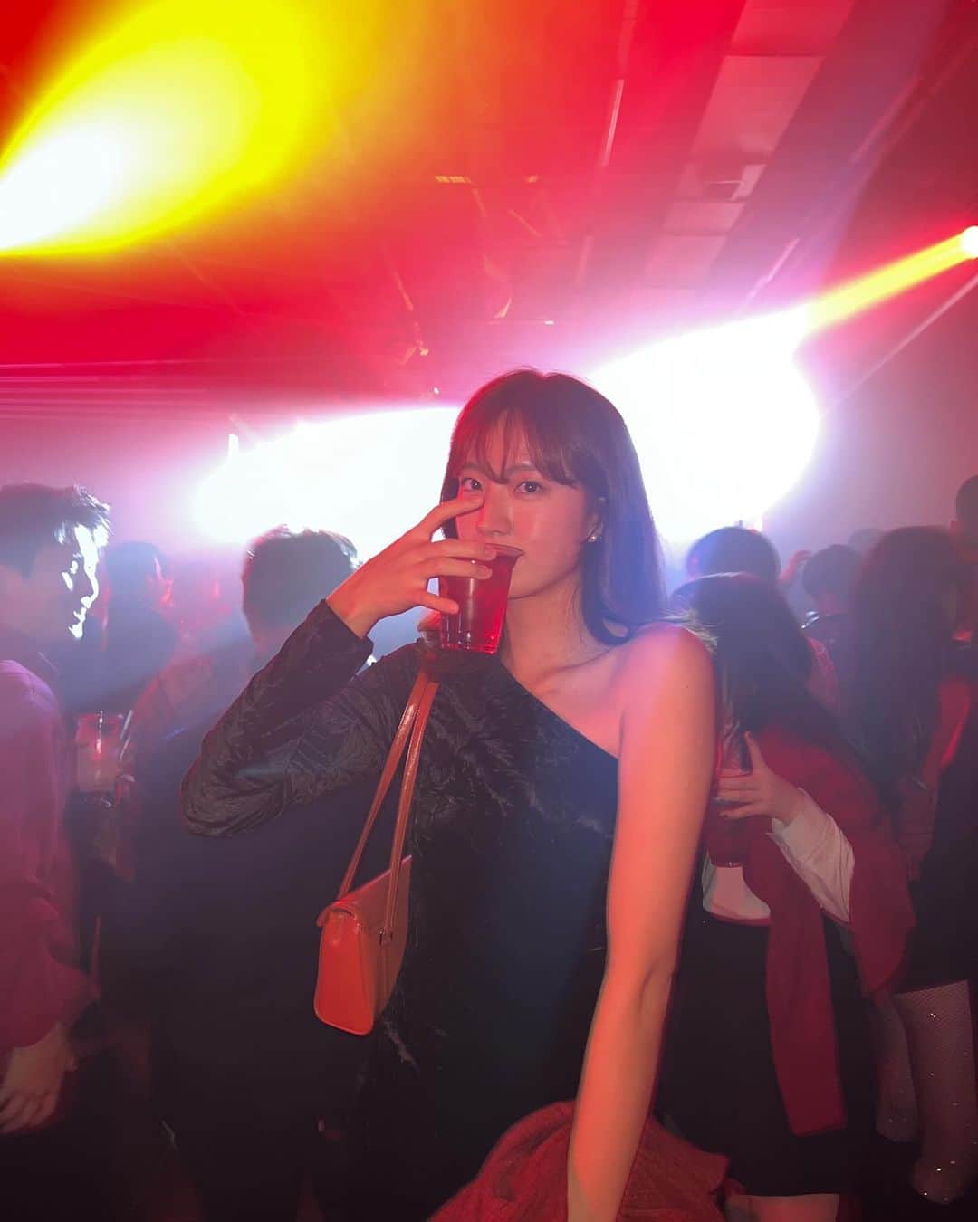イ・ハウンさんのインスタグラム写真 - (イ・ハウンInstagram)「🖤🥂 ̖́- at GQ NIGHT @gq_korea #gqkorea」12月10日 13時28分 - lhaeun96