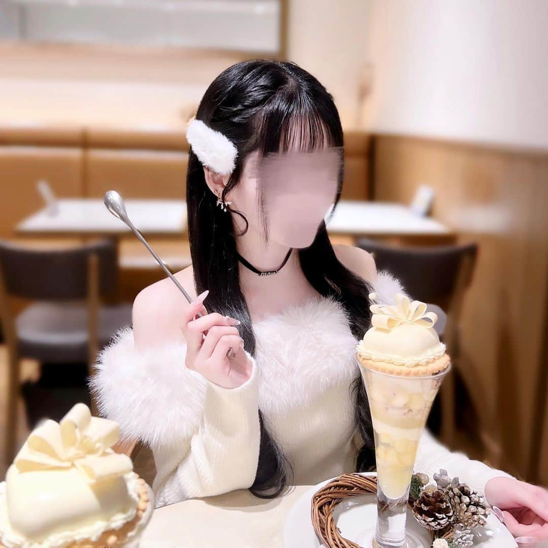 イモさんのインスタグラム写真 - (イモInstagram)「sᴀʟᴏɴ ʙᴀᴋᴇ & ᴛᴇᴀ 🍨🍴𖤐  プレゼントボックスに見立てた林檎と柚木のショコラパフェを堪能してきた ✪‿✪🎵アイボリーカラーってのがまた冬っぽくていいよね ʺ̤  沢山聞かれてたこのオフショルはミシェルマカロンの🤍　今年オフショル沢山買ってみたけど、これはファーのふんわりさや毛並みが他と全然違って高見えする⸝⸝ʚ̴̶̷̆ ʚ̴̶̷̆⸝⸝👍🏻  この日どんだけカフェ梯子したんってくらいまだ投稿します😺🎵  #michellmacaron #salonbakeandtea #新宿カフェ #隠しきれないヲタク #量産型 #量産型ヲタク #非量産型 #非量産型ヲタク #量産型ヘアメ #黒髪ロング」12月10日 13時36分 - p0vq_