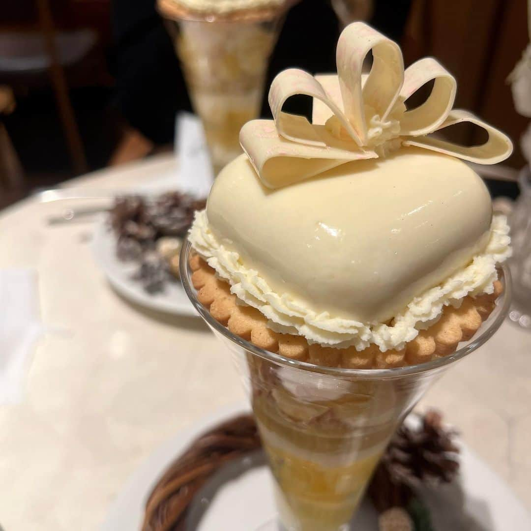 イモさんのインスタグラム写真 - (イモInstagram)「sᴀʟᴏɴ ʙᴀᴋᴇ & ᴛᴇᴀ 🍨🍴𖤐  プレゼントボックスに見立てた林檎と柚木のショコラパフェを堪能してきた ✪‿✪🎵アイボリーカラーってのがまた冬っぽくていいよね ʺ̤  沢山聞かれてたこのオフショルはミシェルマカロンの🤍　今年オフショル沢山買ってみたけど、これはファーのふんわりさや毛並みが他と全然違って高見えする⸝⸝ʚ̴̶̷̆ ʚ̴̶̷̆⸝⸝👍🏻  この日どんだけカフェ梯子したんってくらいまだ投稿します😺🎵  #michellmacaron #salonbakeandtea #新宿カフェ #隠しきれないヲタク #量産型 #量産型ヲタク #非量産型 #非量産型ヲタク #量産型ヘアメ #黒髪ロング」12月10日 13時36分 - p0vq_