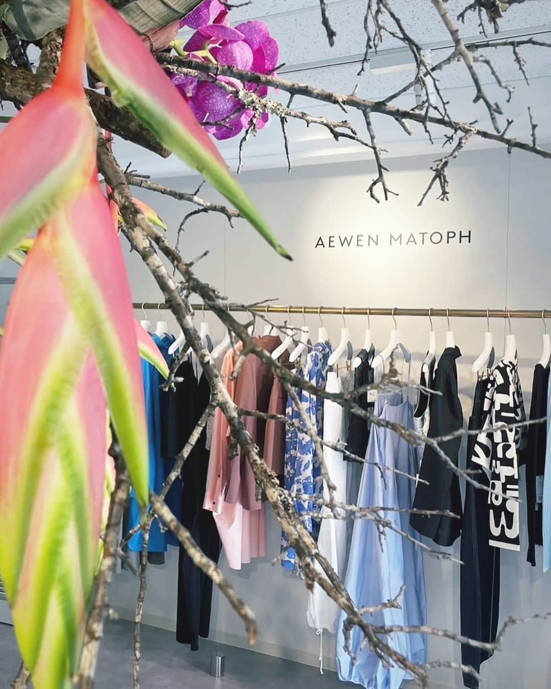 二ノ宮和佳子のインスタグラム：「AEWEN MATOPH 2024SS EXHIBITION  御来場頂いた皆様、ありがとうございました♡ 2日間と短い期間でしたが、多くの方にご覧頂けて本当に幸せな時間でした  いつもお世話になってる @chibi.flower さん 今回も圧巻の装花が素晴らしく コレクションを引き立てて頂きました ありがとうございました  今期は生地や素材の開発、新しい手法を取り入れ 繊細な刺繍や、フォルム、シルエット、カラーなどなど 楽しんで頂けると嬉しいです  たくさん御試着して下さって、 人が着てるの見ると欲しくなるーなんて、 知らない方同士仲良くお話してたり♡ ファッションってホント楽し  早くお店作りたいなー 頑張りまーす ありがとうございました♡  #aewenmatoph #2024ss #exhibition」