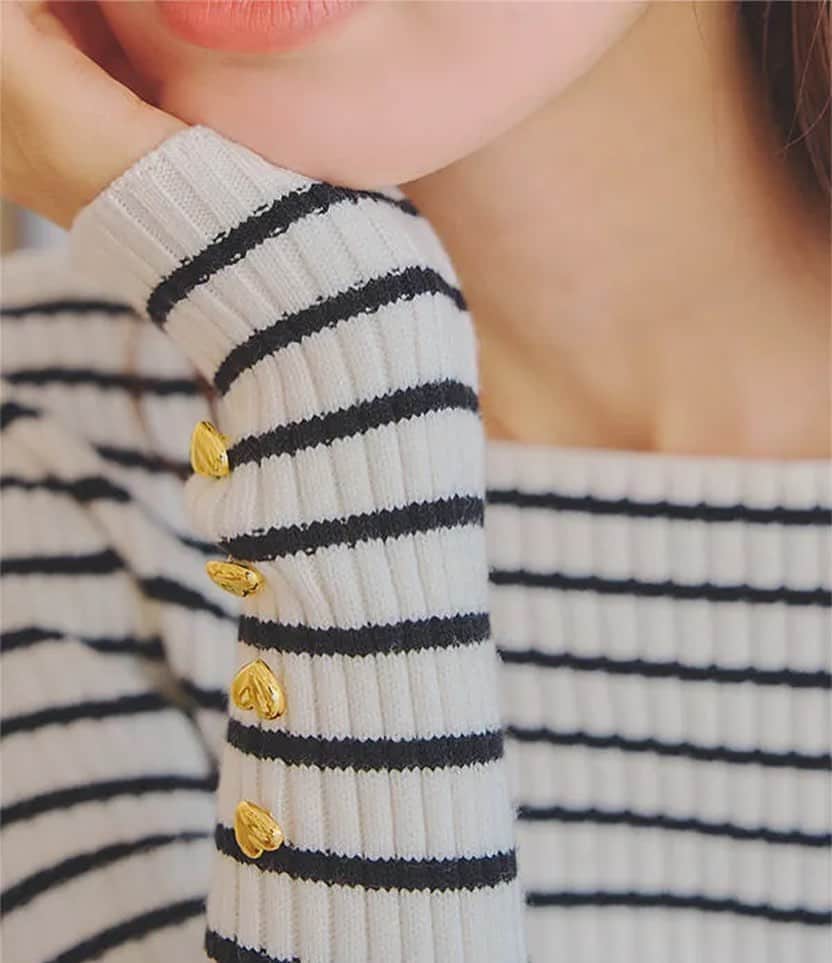 神戸レタスさんのインスタグラム写真 - (神戸レタスInstagram)「【再販前から話題のアイテム✨】  本日12/10(日)12:00〜 人気のリブニットから新タイプが登場です！ 手元のハートボタンが可愛すぎると話題🫢🩷  毎日着たくなる着心地抜群なもっちりニットです☺️ どんなボトムにも合わせやすいので 秋冬服に大活躍しておすすめ☝️🤍  アイテム詳細は商品ページでご確認ください🤲 ーーーーーーーーーーーー #リブニット C6260 ーーーーーーーーーーーー  ※その他アイテムはモデルさんの私物もございます。 ※完売アイテムもございますのでご了承ください。 . . #kobelettuce#神戸レタス#プチプラコーデ#今日のコーデ#ファッション#ootd#outfit #冬服 #冬コーデ #綺麗めコーデ#ハート #ハートボタン #リブニットコーデ #ニットコーデ」12月10日 13時41分 - kobe_lettuce