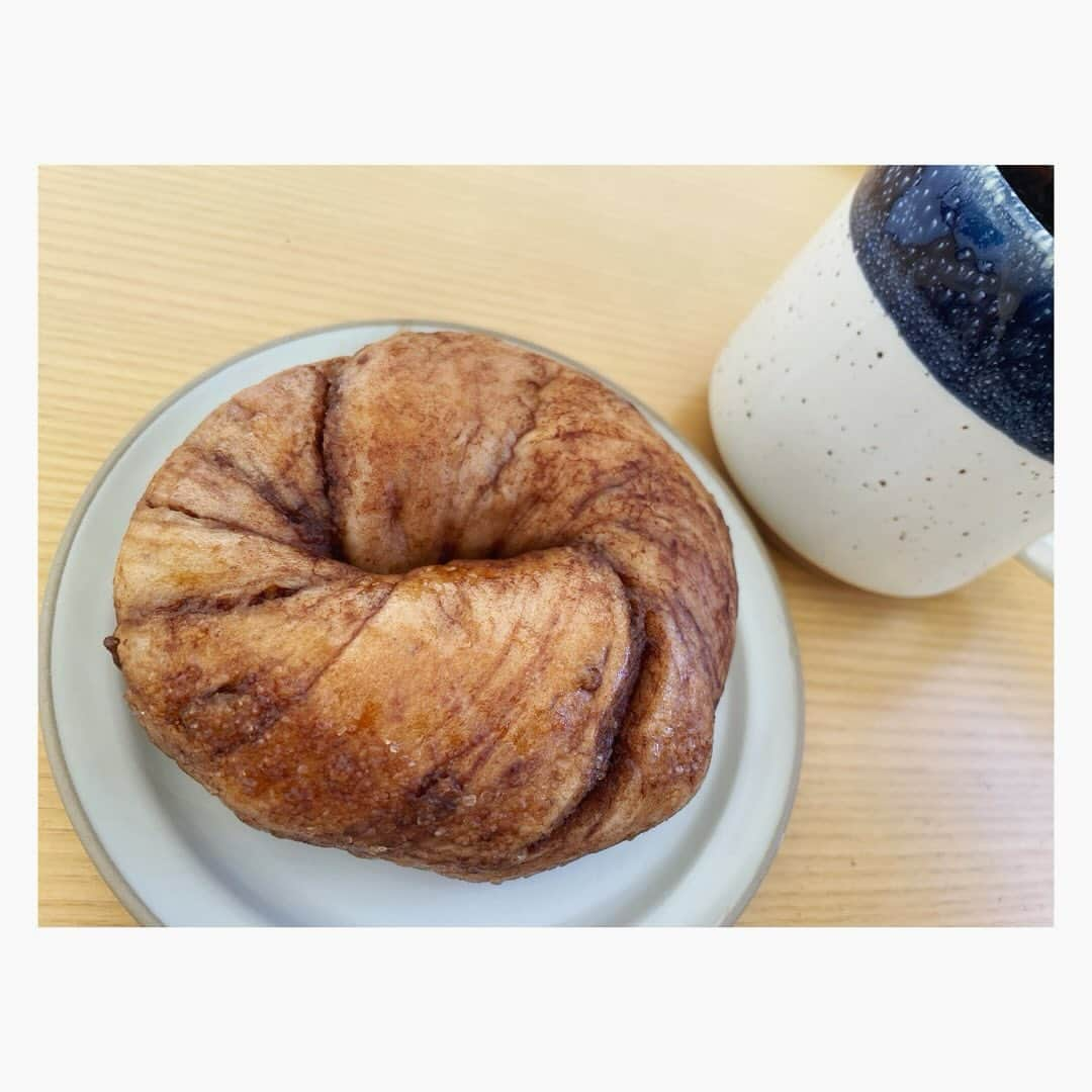 小川麻琴のインスタグラム：「@london.bagel.museum さんのシナモンピーカンベーグル🥯  もちもち食感の生地にはシナモンシュガーがたっぷり染み込んでいて、その中には食感の良いピーカンナッツが散りばめてありました💕  シナモンもピーカンナッツも好き🥰 美味しかったなぁ🥯  #ロンドンベーグルミュージアム  #韓国 #シナモン #ピーカンナッツ  #ベーグル #まことパン #まことベーグル #パンスタグラム」