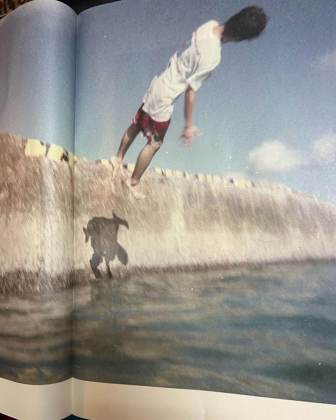KEN KAGAMIさんのインスタグラム写真 - (KEN KAGAMIInstagram)「沖縄出身 @_yu__ya__ 君の新作写真集 WET  綺麗で少し切なくてなんか良い。」12月10日 13時45分 - kenkagami