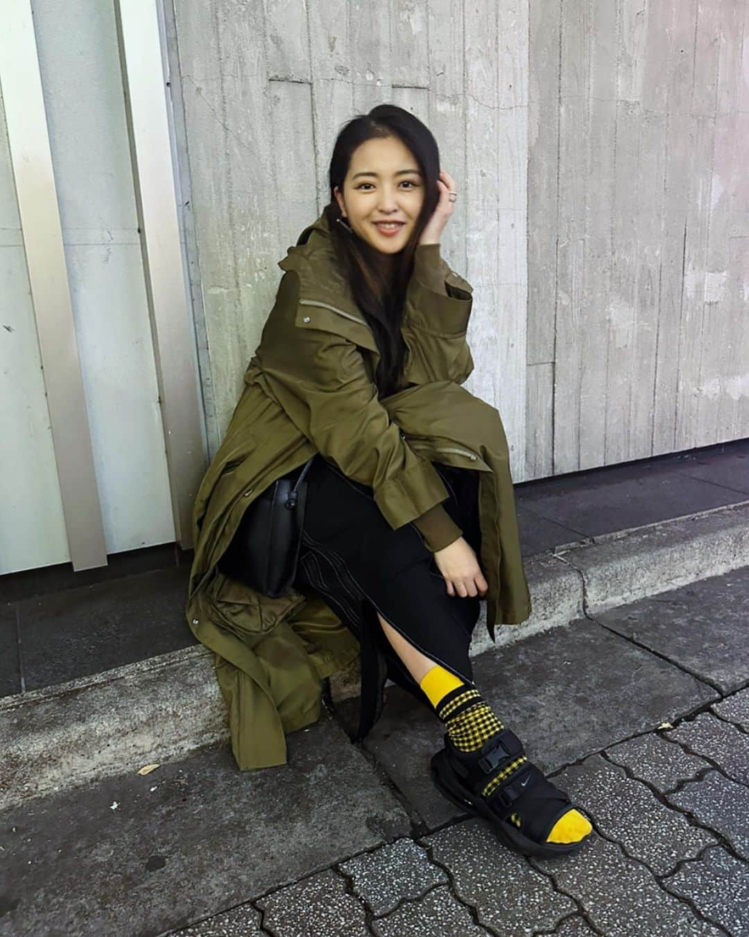 YU-Aのインスタグラム：「🐒が沢山撮ってくれました📷  久しぶりに渋谷へ どんどん変わっていくお店 けど、ここ元々なんだったっけ？ って全く思い出せません😂  あ、皆さんYOUTUBEに 新しいLIVE映像がUPされましたー👏🏿👏🏿👏🏿 お友達登録して是非ご覧下さいませ♡  #YUA #渋谷 #YOUTUBE #LIVE」