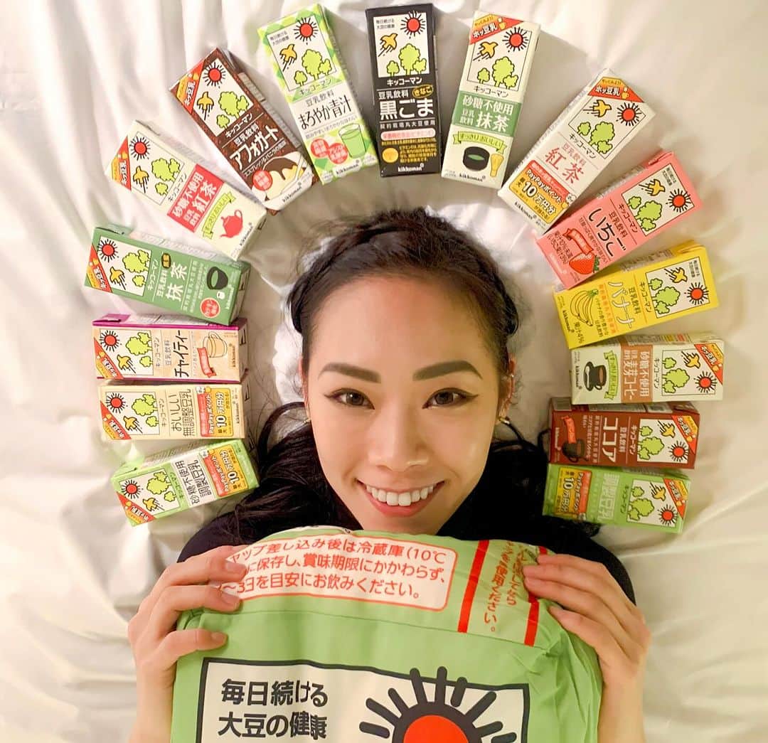小松原美里のインスタグラム：「なんとなんと！ キッコーマンソイフーズさん( @kikkoman_tounyu )のキャンペーンに当選しました🎯 豆乳に囲まれて幸せそうな私を投入。 💚💚💚💚💚💚💚  私の事を知っている方なら、日本にいる時は常時バッグかポケットに豆乳ミニパックが二つほど入っている事は知っていらっしゃるでしょう。取材などの後にご褒美豆乳を準備している事もご存知でしょう。  #10月12日は豆乳の日 キャンペーン 私得でしかない日にどでか豆乳クッション当選！ 愛がさらに深まります。 ありがとうございます。  ヴィーガンの私の大切なたんぱく質源。 海外でもこんなに沢山の種類の味を見た事がありません。 栄養だけじゃなくて味も楽しめるのが嬉しい🦚小さい時からのお気に入りは、やはり抹茶🌱 麦芽コーヒーがナンバー2。 まろやか青汁は初めて飲みました！すっきり美味美味🍀  いつか豆乳のパッケージに載りたいという夢があります。 叶いますように🐉 精進精進。  #kikkoman #キッコーマン #豆乳 #豆仙人」