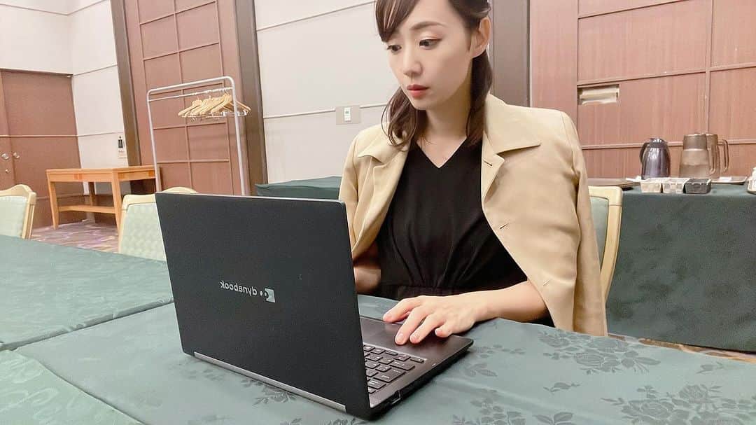 三井智映子のインスタグラム：「先週の相場を振り返りましょう。 先週の米市場は上昇。 ダウ平均は6週続伸し、2022年1月に付けた史上最高値（終値で3万6799ドル）に接近しています。週末8日のダウ平均は前日比130ドル49セント高の3万6247ドル87セントと続伸し、再び年初来高値を更新してきました。 ナスダックも週末に年初来高値を更新しています。  先週は雇用関係の指標が相次ぎ、5日発表の10月JOLTS、6日の11月ADP雇用統計がともに市場予想を下回る軟調な結果でした。米長期金利が引き続き相場を支えるなかで 週末に発表された11月の米雇用統計は、 失業率　予想3.9％→結果3.7% 非農業部門雇用者数予想18.3万人→結果19.9万人増 平均時給前月比予想0.3%→結果0.4% 前年比予想4.0％→結果4.0% と市場予想より良い結果であったことや、 12月のミシガン大消費者態度指数（速報値）が前月から改善し、期待インフレが下がったことが好感されたよう。 米長期金利が上昇しましたが、リセッション懸念の後退もあり買いが優勢となりました。  一方で先週の日経平均株価は週間で1123円65銭と続落。 7日に参議院の財政金融委員会で植田日銀総裁が「年末から来年にかけて一段とチャレンジングな金融政策運営になる」と発言したことから日銀が大規模緩和をとりやめて金融政策の修正に踏み切るのではないかという見方が強まったことで為替市場でドル円が急落。 中国経済への懸念も強まっており、8日の日経平均株価は、前日比550円45銭安の3万2307円86銭と大幅続落。 メジャーSQ値は概算で3万2639円57銭でした。  来週は 12日消費者物価指数 12〜13日FOMC 13日日銀短観 14日ECB理事会 と12月の大事なイベントがたくさん。注目です！」