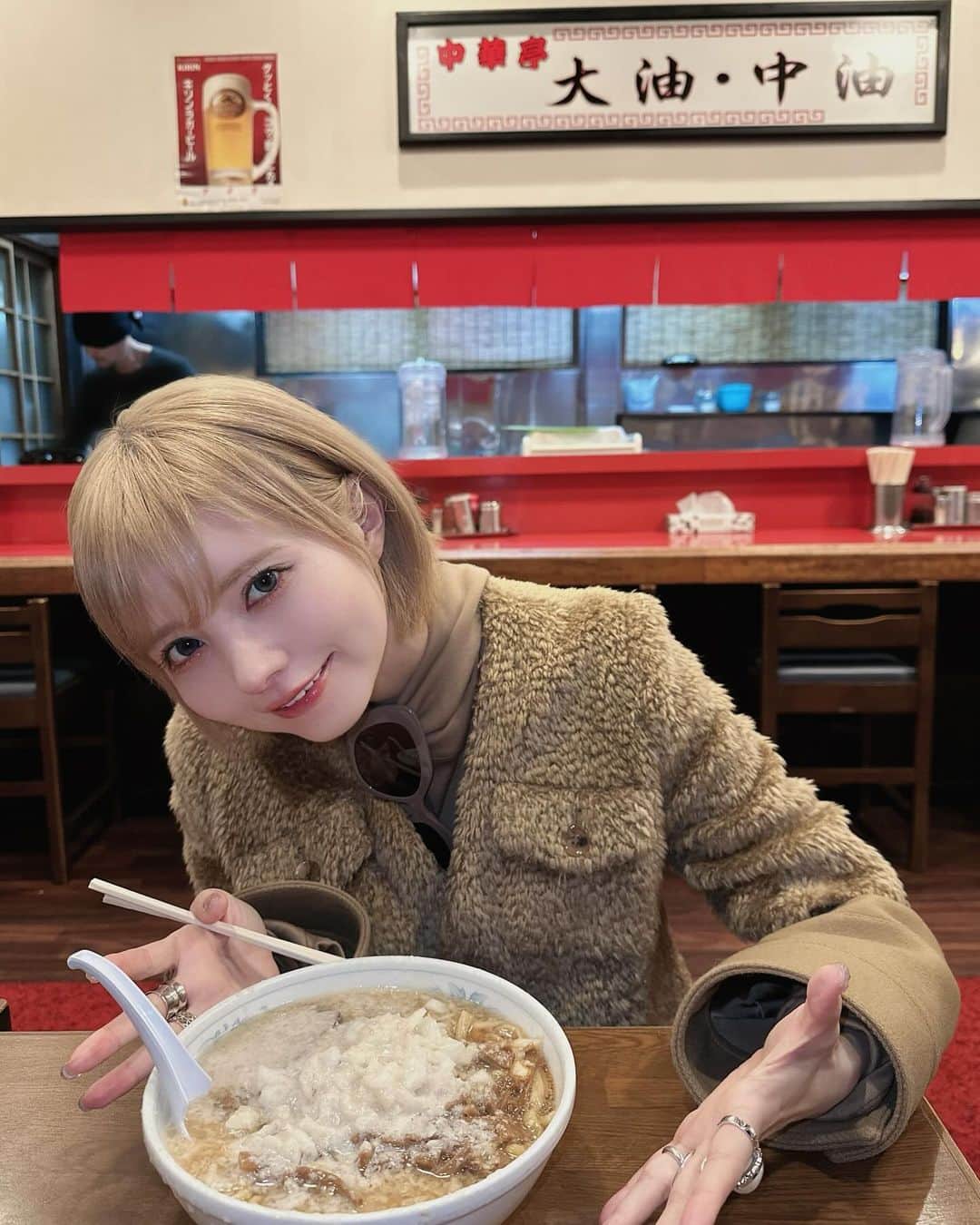 益若つばさのインスタグラム：「12月。振り返ると、楽しくて載せ忘れている思い出ばかり。 載せてくね！  燕三条JAPANフェス！雷⚡︎警報で中止になってしまいましたが、旅行みたいで雨の中食べたラーメンもハミ🪥も、「寒いね〜」ってみんなでストーブ分け合ったことも、作った犬耳ヘアバンドつけて写真撮ったことも、ずぶ濡れだけど全て楽しかったです。  井上さんとMCだったのですが20分ステージでお客さんとの場を繋ぐという初めてのことも！😂🌈思い出！  また天気が良い日にみんなと会えたらいいな。 お疲れ様でした🫶🏻  stylist‥ @shiki_stylist  hair makeup … @yukoigarashi_hairmake  dress… @lepotokio  shoes… @sacaiofficial   燕三条の背脂ラーメン🍜美味しすぎる。本当に好き。 麺太めで玉ねぎのってて味しっかりめ。  ここは🍜中華亭。杭州飯店と潤も最高でした。自分メモ📝  #fes #japan #ramen #ootd」