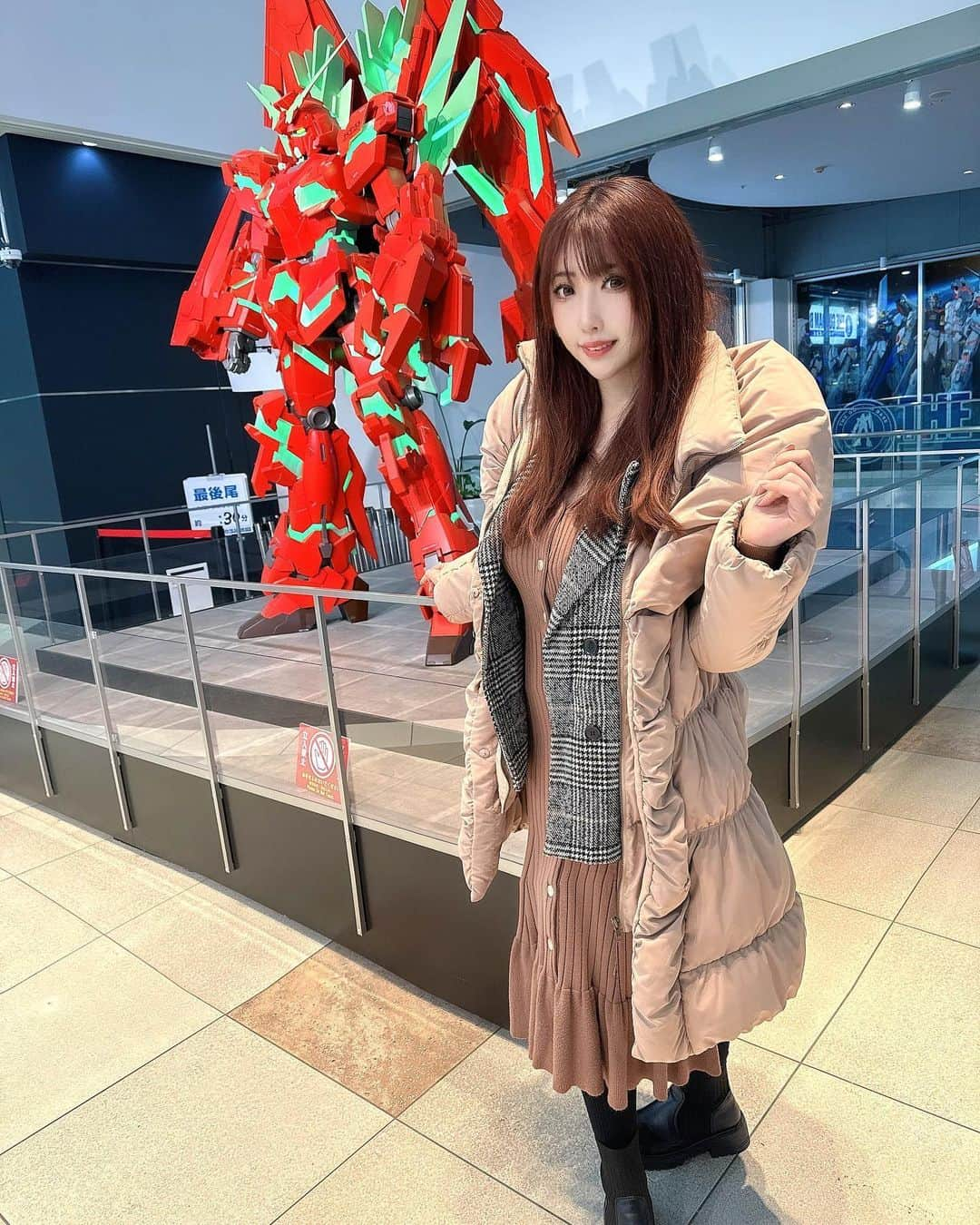 桃色れくさんのインスタグラム写真 - (桃色れくInstagram)「キャナルシティ福岡で真っ赤なガンダム見てきた！ ガンプラが展示されていたり とっても素敵な空間だったよ☺ ⁡ 今ガンダムSEEDを修羅場の中 こつこつ見てるから、 とってもタイムリー✨  ⁡ * * * * * 🍑ももれくフレンズ予定🍑 ⁡ 12/23  クリスマスイベント 12/24  コスホリ37 12/30  コミケ103 東チ49a 12/31　コミケ103 東v22ab ⁡ 🍑毎日更新中ファンクラブサイト「Fantia」🍑 Instagramに載せられないのが載ってます♡ https://fantia.jp/fanclubs/17179 ⁡ 🍑＼To my overseas fans／🍑 ▶️https://www.patreon.com/momoreku ⁡ * * * * * #イベント #キャナルシティ博多 #ガンダム  #thegundambasefukuoka #旅行 #九州  #福岡 #博多 #ガンダムベース福岡 #ガンプラ  #freelancemodel」12月10日 14時02分 - momoreku