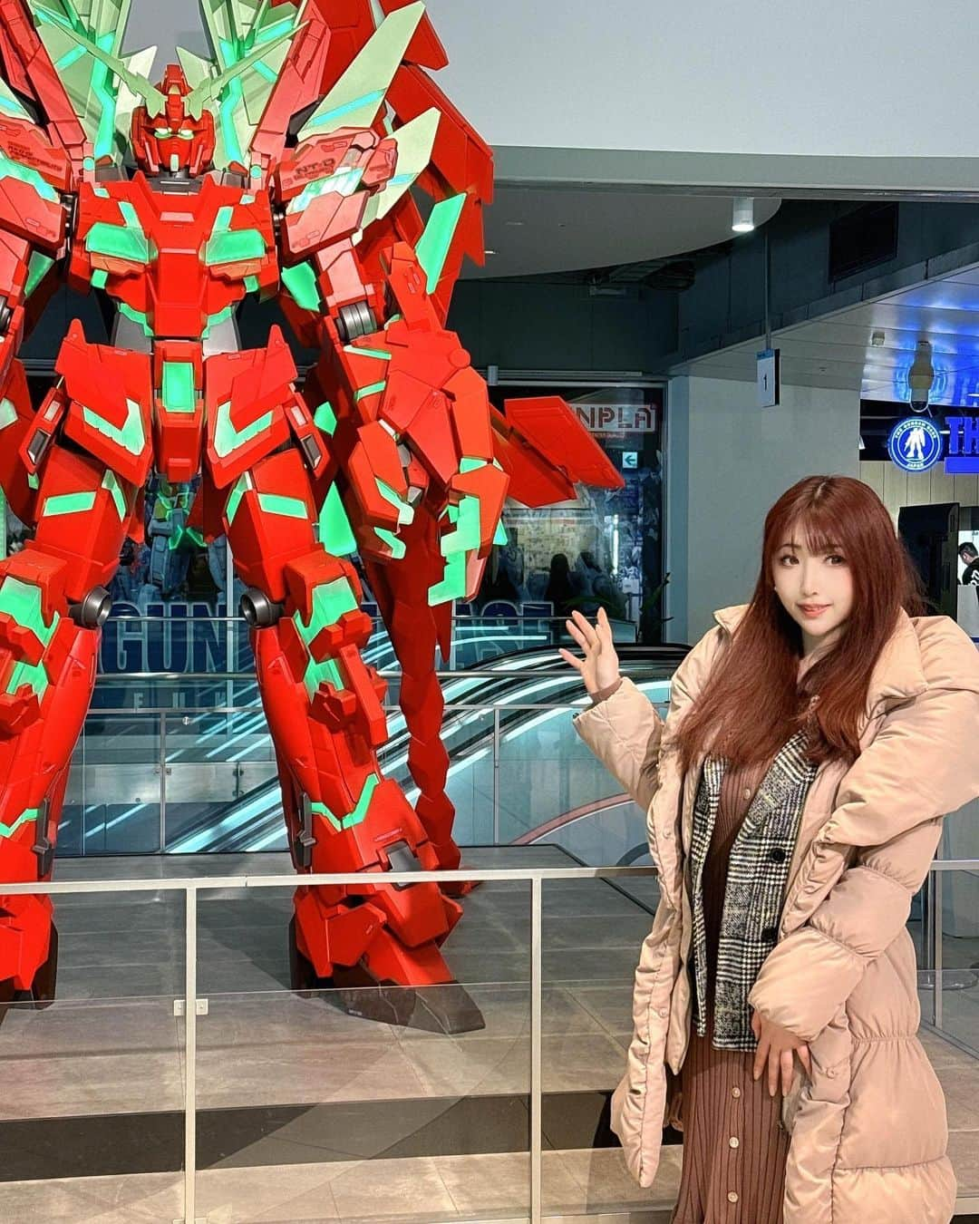 桃色れくさんのインスタグラム写真 - (桃色れくInstagram)「キャナルシティ福岡で真っ赤なガンダム見てきた！ ガンプラが展示されていたり とっても素敵な空間だったよ☺ ⁡ 今ガンダムSEEDを修羅場の中 こつこつ見てるから、 とってもタイムリー✨  ⁡ * * * * * 🍑ももれくフレンズ予定🍑 ⁡ 12/23  クリスマスイベント 12/24  コスホリ37 12/30  コミケ103 東チ49a 12/31　コミケ103 東v22ab ⁡ 🍑毎日更新中ファンクラブサイト「Fantia」🍑 Instagramに載せられないのが載ってます♡ https://fantia.jp/fanclubs/17179 ⁡ 🍑＼To my overseas fans／🍑 ▶️https://www.patreon.com/momoreku ⁡ * * * * * #イベント #キャナルシティ博多 #ガンダム  #thegundambasefukuoka #旅行 #九州  #福岡 #博多 #ガンダムベース福岡 #ガンプラ  #freelancemodel」12月10日 14時02分 - momoreku