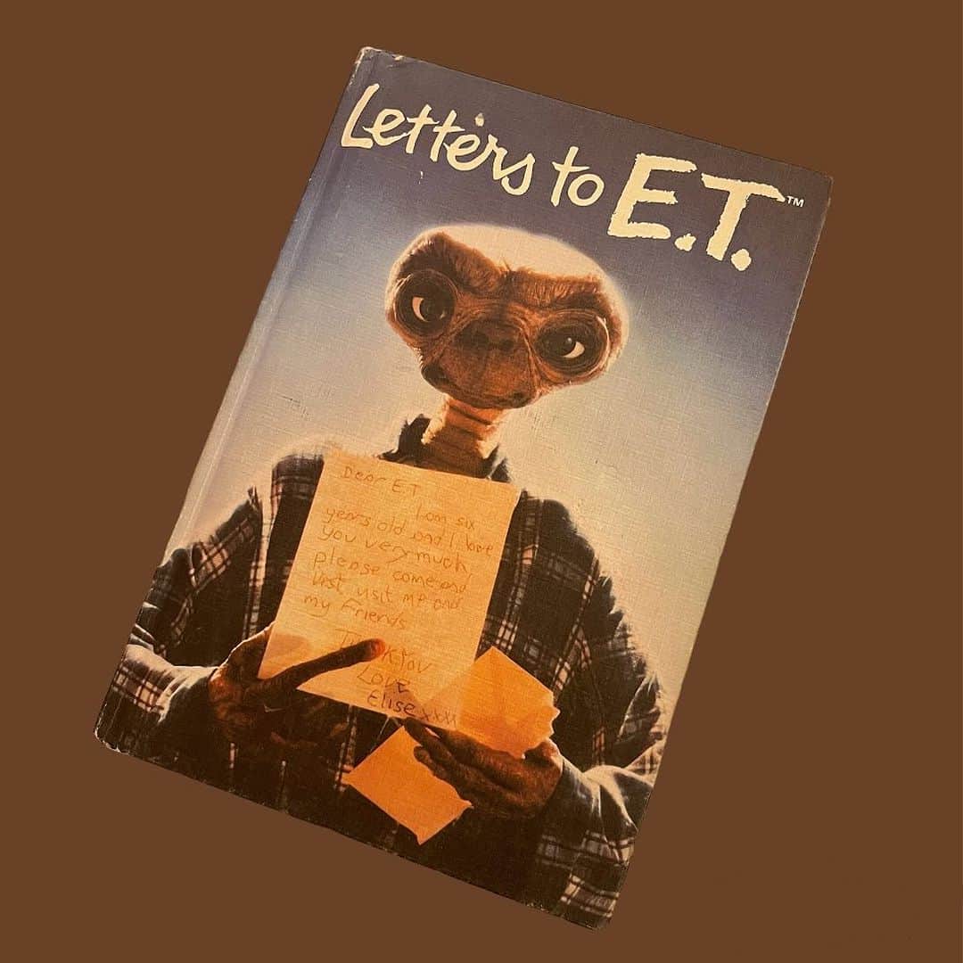 おもちゃやSPIRALのインスタグラム：「80's Letter to E.T. Book入荷しました📘  E.T.のキャストや関係者がE.T.に宛てた✉️がまとめられています❤️  ギフトにもオススメです✨」