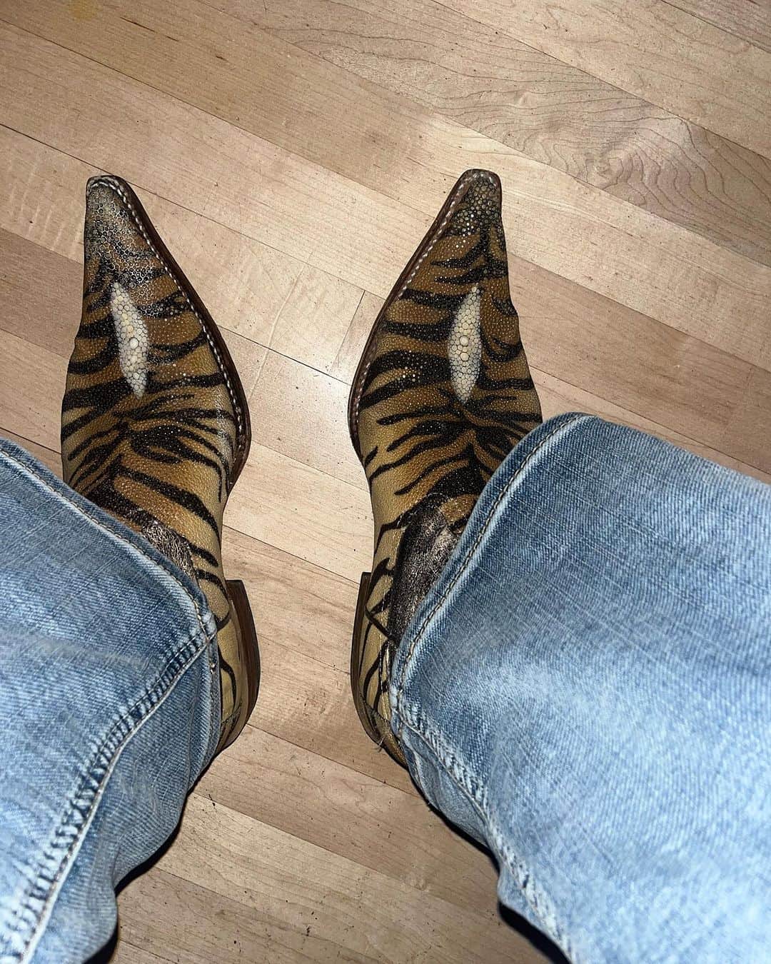 デイビーボーイ・スミス・ジュニアのインスタグラム：「Busted out these old school badass proper top of the block, Stingray Tiger Striped cowboy boots tonight. Chuck Norris would be proud 🫡🤠👢 @chucknorris」