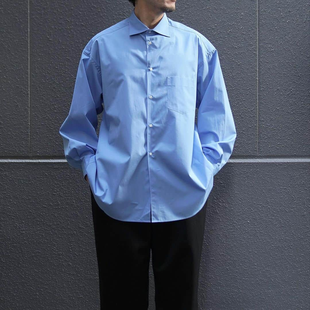 MāWのインスタグラム：「. [Graphpaper]  High Count Wide Spread Collar Shirt  ブランドの定番”ハイカウントブロード”シリーズにワイドスプレッドカラーが登場。  ドレスのイメージがあるワイドスプレッドカラーですが、台襟を低めに設定することで適度なカジュアル感を演出。  シルエットはブランドらしいリラックスシルエットでちょうど良い抜け感を楽しめタックインも出来るよう着丈は決して短くなく、ベルトループを排したトラウザースなどとも相性抜群です。  素材も袖を通してもらえれば、そのスルスルと腕が通る肌触りの良さに惚れ惚れすると思います。  ▶︎ #mawsapporo #MāW #insonlinestore #graphpaper #sapporo #hokkaido」