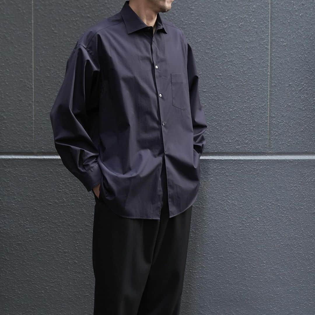 MāWさんのインスタグラム写真 - (MāWInstagram)「. [Graphpaper]  High Count Wide Spread Collar Shirt  ブランドの定番”ハイカウントブロード”シリーズにワイドスプレッドカラーが登場。  ドレスのイメージがあるワイドスプレッドカラーですが、台襟を低めに設定することで適度なカジュアル感を演出。  シルエットはブランドらしいリラックスシルエットでちょうど良い抜け感を楽しめタックインも出来るよう着丈は決して短くなく、ベルトループを排したトラウザースなどとも相性抜群です。  素材も袖を通してもらえれば、そのスルスルと腕が通る肌触りの良さに惚れ惚れすると思います。  ▶︎ #mawsapporo #MāW #insonlinestore #graphpaper #sapporo #hokkaido」12月10日 14時25分 - maw_sapporo