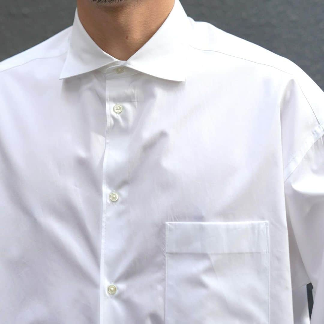 MāWのインスタグラム：「. [Graphpaper]  High Count Wide Spread Collar Shirt  ブランドの定番”ハイカウントブロード”シリーズにワイドスプレッドカラーが登場。  ドレスのイメージがあるワイドスプレッドカラーですが、台襟を低めに設定することで適度なカジュアル感を演出。  シルエットはブランドらしいリラックスシルエットでちょうど良い抜け感を楽しめタックインも出来るよう着丈は決して短くなく、ベルトループを排したトラウザースなどとも相性抜群です。  素材も袖を通してもらえれば、そのスルスルと腕が通る肌触りの良さに惚れ惚れすると思います。  ▶︎ #mawsapporo #MāW #insonlinestore #graphpaper #sapporo #hokkaido」