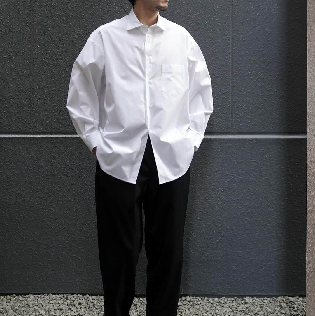 MāWのインスタグラム：「. [Graphpaper]  High Count Wide Spread Collar Shirt  ブランドの定番”ハイカウントブロード”シリーズにワイドスプレッドカラーが登場。  ドレスのイメージがあるワイドスプレッドカラーですが、台襟を低めに設定することで適度なカジュアル感を演出。  シルエットはブランドらしいリラックスシルエットでちょうど良い抜け感を楽しめタックインも出来るよう着丈は決して短くなく、ベルトループを排したトラウザースなどとも相性抜群です。  素材も袖を通してもらえれば、そのスルスルと腕が通る肌触りの良さに惚れ惚れすると思います。  ▶︎ #mawsapporo #MāW #insonlinestore #graphpaper #sapporo #hokkaido」