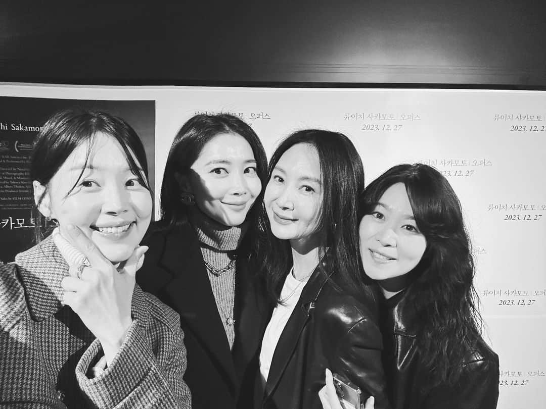 ハン・ジヘのインスタグラム：「#류이치사카모토오퍼스  12월 27일에 개봉하는 류이치 사카모토의 마지막 연주를 담은 영화. 극장에서 보실 수 있어요. 공연장에 온듯한 .. 거장의 마지막 연주 특히, 후반부 유명한 곡들을 연주할때의 감동이 컸어요. 예술을 사랑하시는 분들이라면 겨울저녁에 꼭 봐야할 영화같아요. 존경하는 채시라 선배님과 김지영언니 예지원언니 윤아언니와 예술로 하나되는 시간이었습니다 🤎」