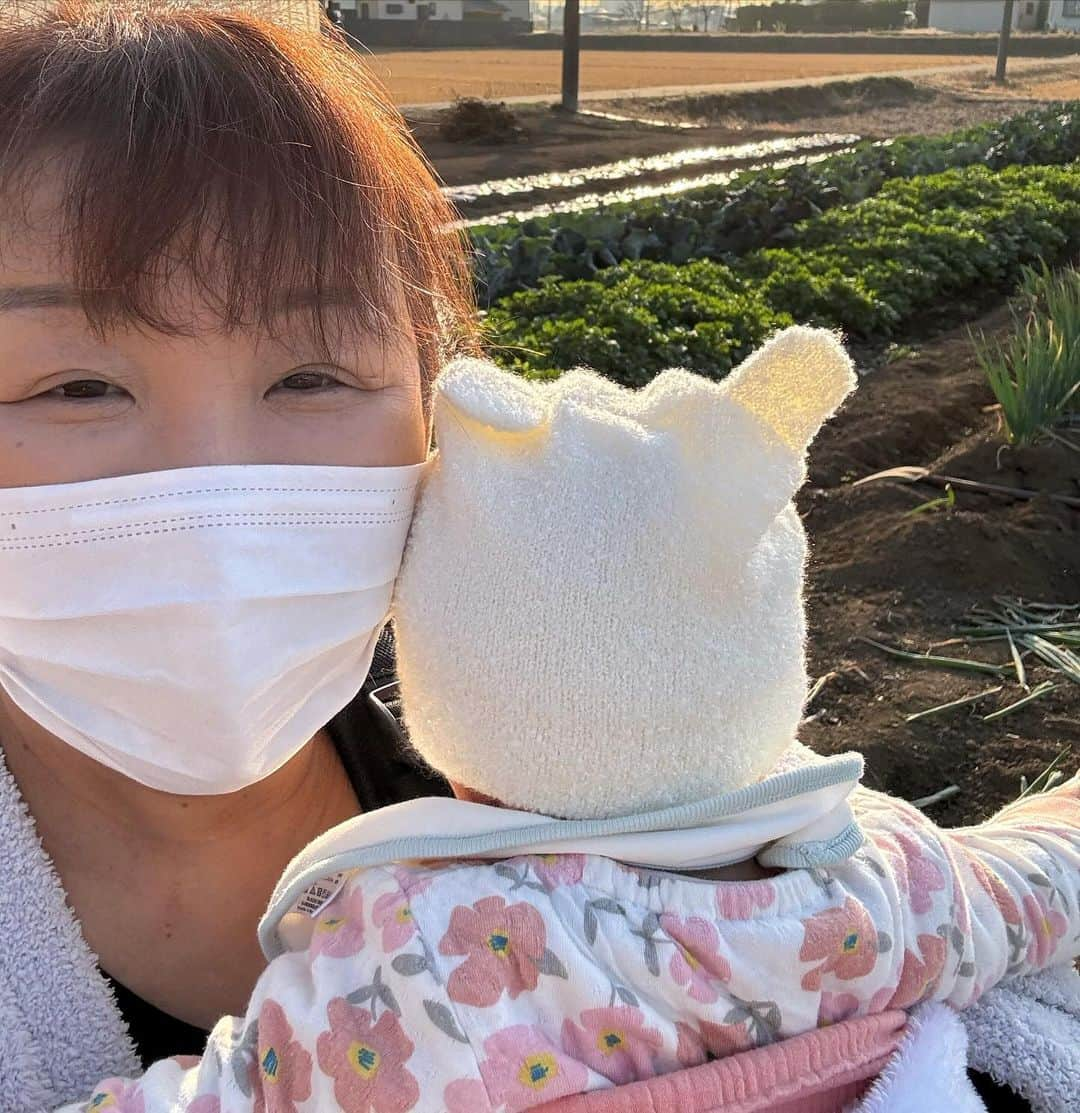 北斗晶のインスタグラム：「昨日で４ヶ月になった 孫のすーちゃん👶  お赤飯を炊いてあげて （食べられないけど） 家族でお祝いしました。  外にお散歩に連れていきながら、田んぼや畑の景色を見せて…  ここが寿々の故郷だとかすかにでも覚えて欲しい。  健之介、凛ちゃん、寿々が帰りたいと思える、緑豊かなふるさとでいつまでもあって欲しい。  帰りたいと思った時に帰れる場所があるって幸せな事です。  #ふるさと  #帰りたい場所  #帰れる場所」