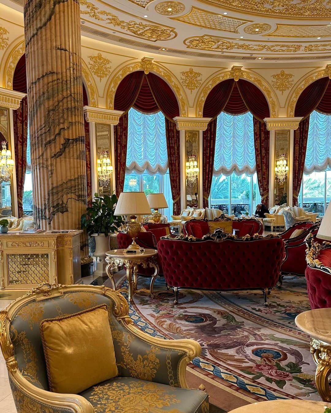 吉井香奈恵さんのインスタグラム写真 - (吉井香奈恵Instagram)「Afternoon tea in Dubai 👑 @rafflespalmdubai   全部が金ピカで王様が住むお城のようなホテルの アフタヌーンティーに行ってきました🫖🫠✨  スコーンがめちゃくちゃ美味しかった🥹✨笑 ティーもいっぱい飲んで とにかくリッチで豪華で優雅すぎる時間でした🍽️  アフタヌーンティーって女子旅ならではよね〜🤭🩷  #dubai #uae #rafflesthepalmdubai #ドバイ #ドバイ旅行 #海外旅行 #アフタヌーンティー  #afternoontea #hotel」12月10日 14時39分 - yoshiikanae