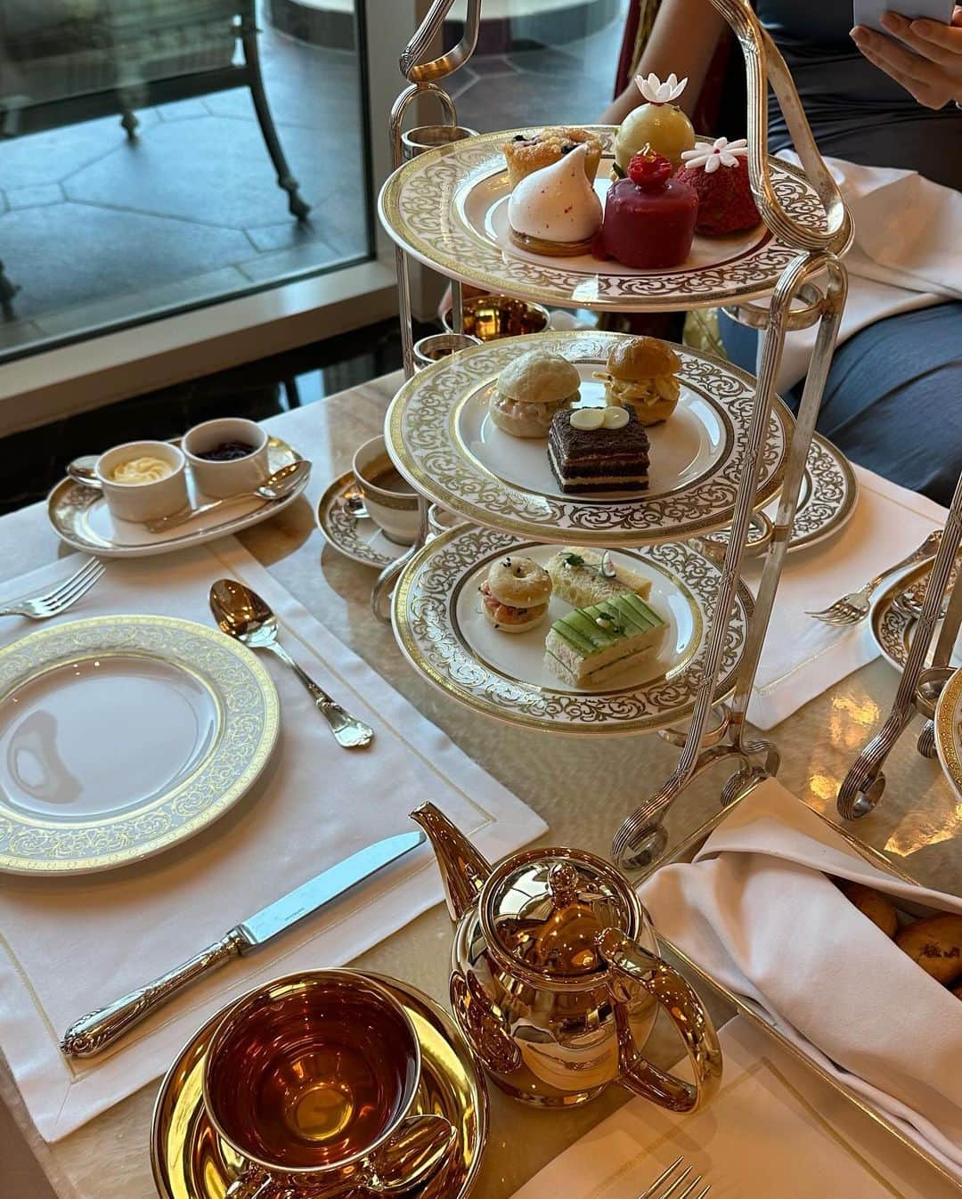 吉井香奈恵さんのインスタグラム写真 - (吉井香奈恵Instagram)「Afternoon tea in Dubai 👑 @rafflespalmdubai   全部が金ピカで王様が住むお城のようなホテルの アフタヌーンティーに行ってきました🫖🫠✨  スコーンがめちゃくちゃ美味しかった🥹✨笑 ティーもいっぱい飲んで とにかくリッチで豪華で優雅すぎる時間でした🍽️  アフタヌーンティーって女子旅ならではよね〜🤭🩷  #dubai #uae #rafflesthepalmdubai #ドバイ #ドバイ旅行 #海外旅行 #アフタヌーンティー  #afternoontea #hotel」12月10日 14時39分 - yoshiikanae