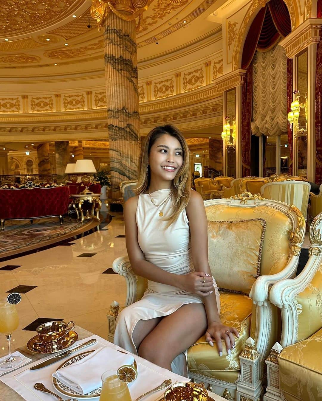 吉井香奈恵のインスタグラム：「Afternoon tea in Dubai 👑 @rafflespalmdubai   全部が金ピカで王様が住むお城のようなホテルの アフタヌーンティーに行ってきました🫖🫠✨  スコーンがめちゃくちゃ美味しかった🥹✨笑 ティーもいっぱい飲んで とにかくリッチで豪華で優雅すぎる時間でした🍽️  アフタヌーンティーって女子旅ならではよね〜🤭🩷  #dubai #uae #rafflesthepalmdubai #ドバイ #ドバイ旅行 #海外旅行 #アフタヌーンティー  #afternoontea #hotel」