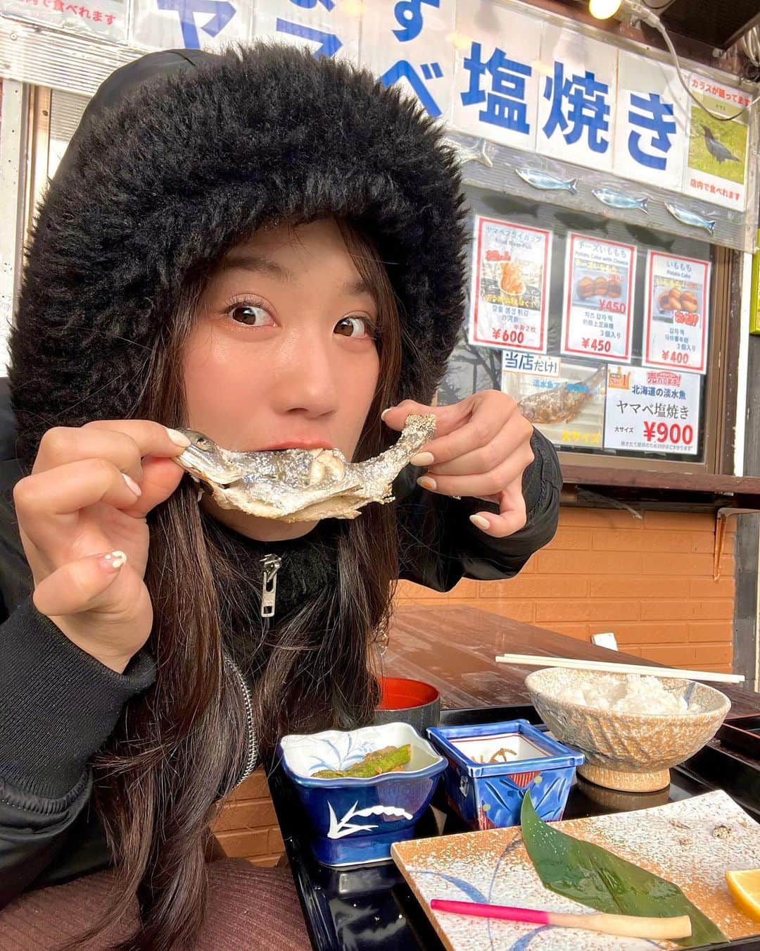 めいめいさんのインスタグラム写真 - (めいめいInstagram)「支笏湖(しこつこ)でヤマベを食べる🐟🍴  #トラックめいめい #ヤマメではなくヤマベらしい #手袋デカすぎー笑  #支笏湖#北海道#hokkaido」12月10日 14時38分 - truckmeimei