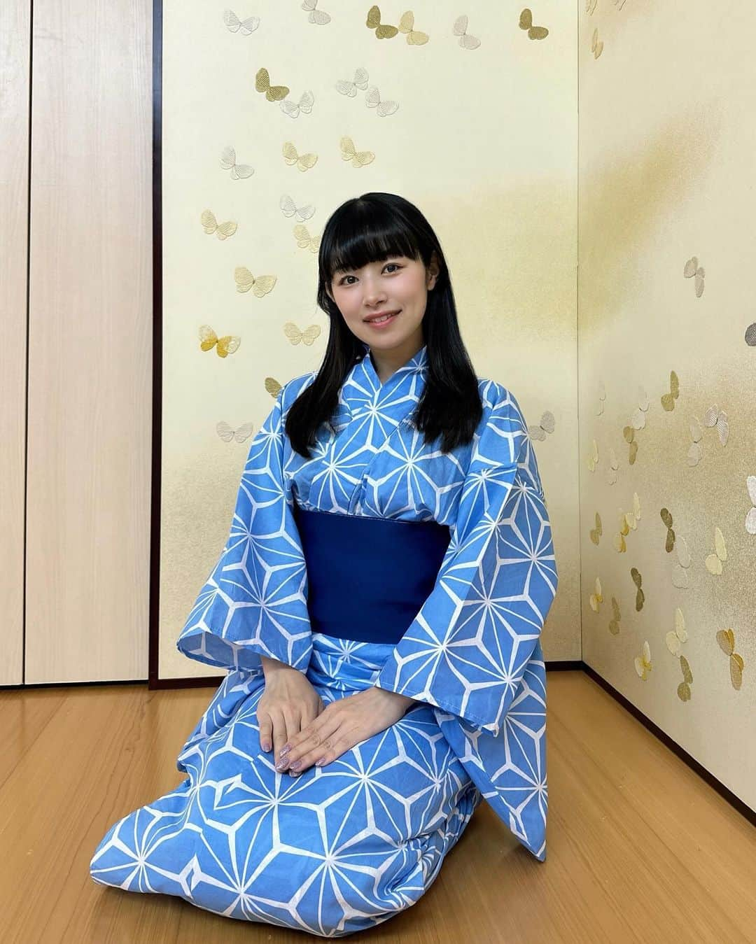 内藤好美さんのインスタグラム写真 - (内藤好美Instagram)「日舞稽古いってきた🪭  今日はこれからアクション稽古💪✨  がんばるぞーっ！  (先生がかわいい蝶々の屏風の前で撮ってくれた🦋📸)  @midori_umejyu  @odori_kagurazaka  traditional Japanese dance lesson.  日本舞蹈练习.  일본 무용 연습.  #action#actress#japan#japanese#followme #karate#kyokushin#kyokushinkarate#blackbelt#アクション#アクション女優#空手#極真空手#黒帯#二段#武打#動作片#動作演員#女演員#액션#가라테#액션영화#일본#kimono#日本舞踊#日舞#内藤好美#太田プロ#hime#himecut」12月10日 14時41分 - _ko._.no_