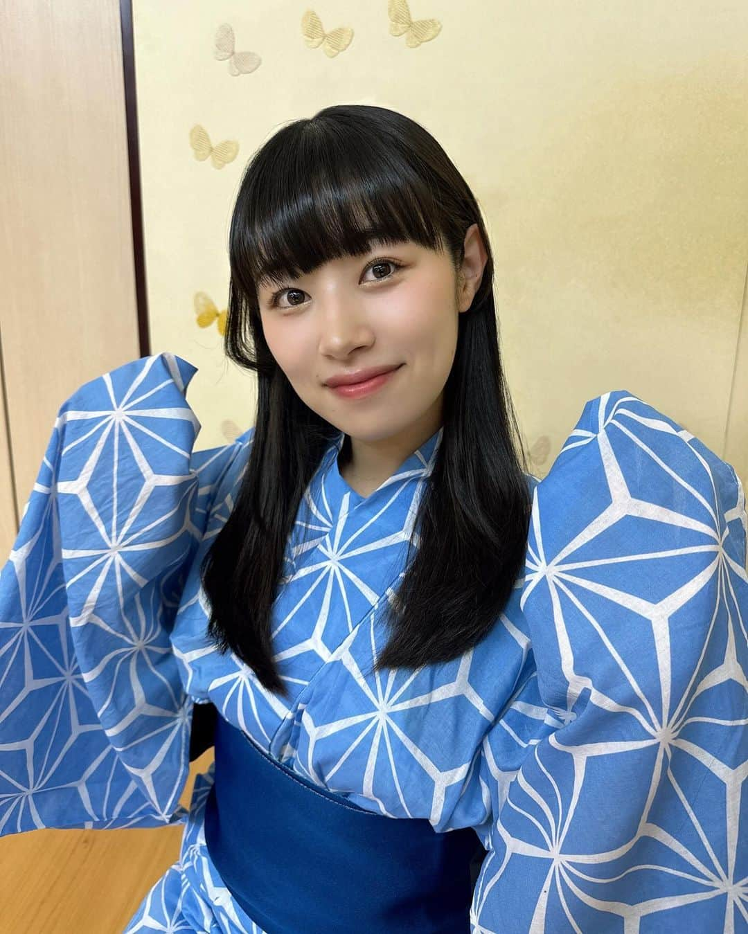 内藤好美のインスタグラム：「日舞稽古いってきた🪭  今日はこれからアクション稽古💪✨  がんばるぞーっ！  (先生がかわいい蝶々の屏風の前で撮ってくれた🦋📸)  @midori_umejyu  @odori_kagurazaka  traditional Japanese dance lesson.  日本舞蹈练习.  일본 무용 연습.  #action#actress#japan#japanese#followme #karate#kyokushin#kyokushinkarate#blackbelt#アクション#アクション女優#空手#極真空手#黒帯#二段#武打#動作片#動作演員#女演員#액션#가라테#액션영화#일본#kimono#日本舞踊#日舞#内藤好美#太田プロ#hime#himecut」