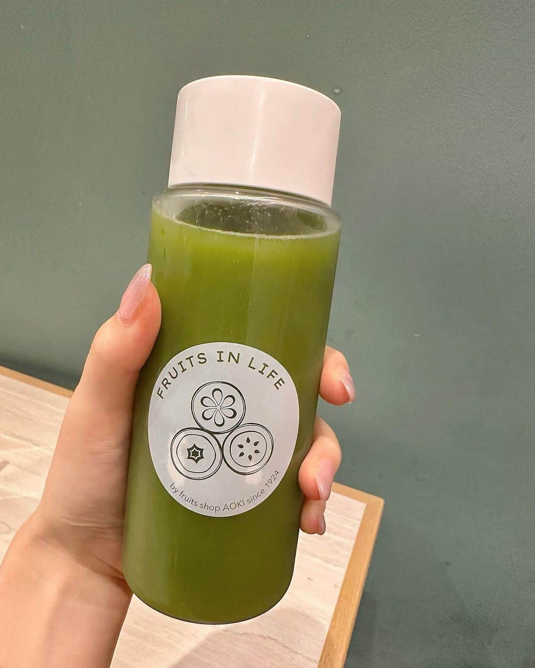 あべなつきさんのインスタグラム写真 - (あべなつきInstagram)「🌿🥬🍊🤍  Detox routines bring positive vibes🌿  ジムとピラティスに行って体のメンテナンスしたり スパいって心も体を癒してみたり🤍🌿  食べ物は🥚と🥬をよく食べるよ。 朝は決まって、目玉焼きかゆでたまごです🍳 フルーツデトックスジュースも大好き〜🍊  #dayinthelife #routine #lifestyle #ピラティス」12月10日 14時41分 - i.am_natsuki_