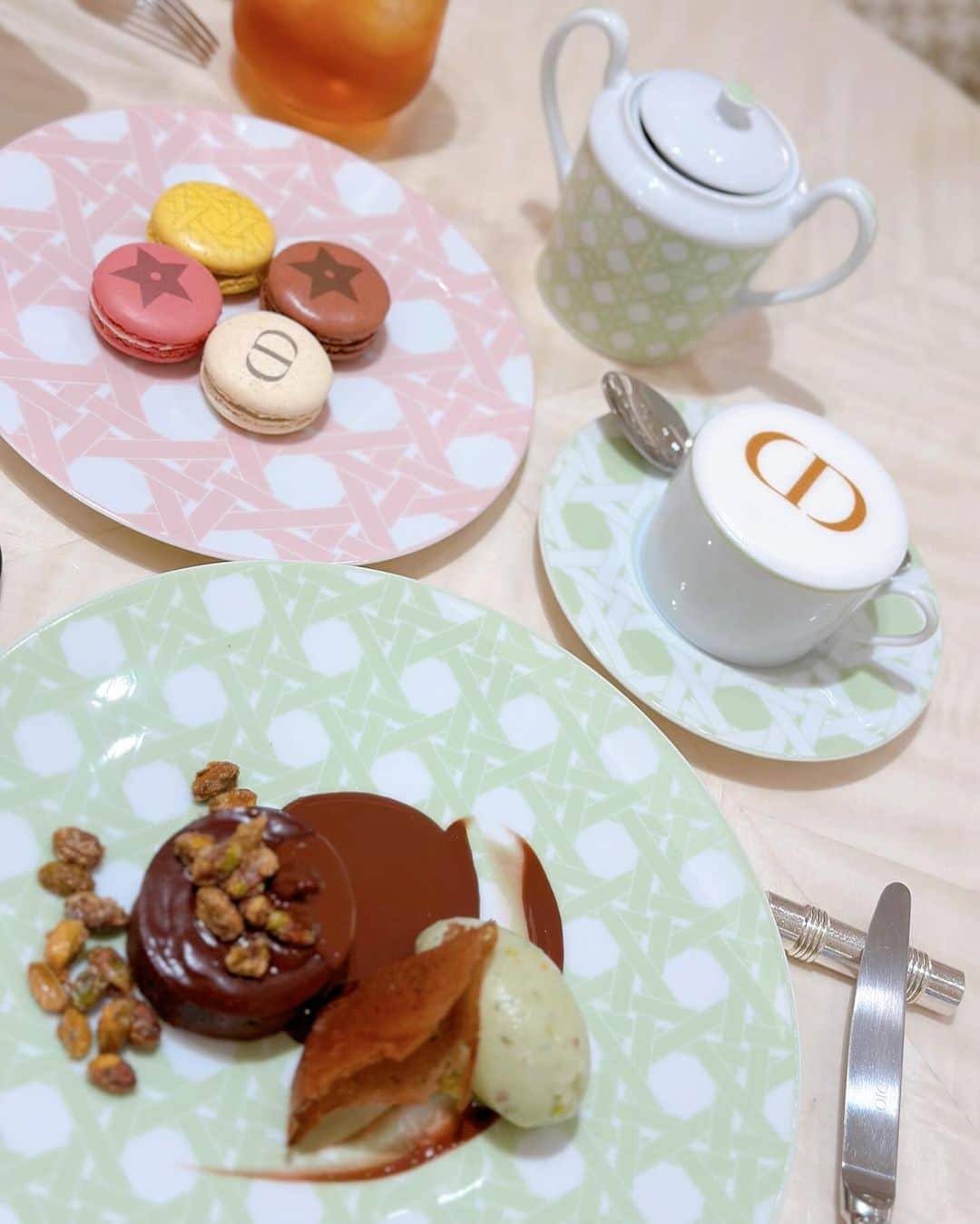 畑田亜希さんのインスタグラム写真 - (畑田亜希Instagram)「いつかのDior cafe ☕️  もー全部可愛い😍お皿もマカロンも全てに目がハート❤️  折角なのでトレイ連れて帰ってきました🥰 カップも欲しかったけど選びきれず諦めた。。。🥲  シンガポールにも出来たらいいのに🫶🏻  #2023 #japan #tokyo #ginza #dior #diorcafe」12月10日 14時43分 - akihatada