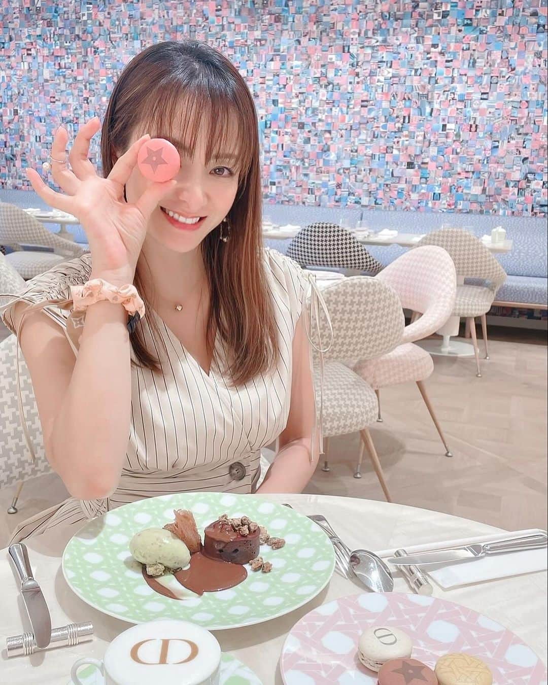 畑田亜希のインスタグラム：「いつかのDior cafe ☕️  もー全部可愛い😍お皿もマカロンも全てに目がハート❤️  折角なのでトレイ連れて帰ってきました🥰 カップも欲しかったけど選びきれず諦めた。。。🥲  シンガポールにも出来たらいいのに🫶🏻  #2023 #japan #tokyo #ginza #dior #diorcafe」