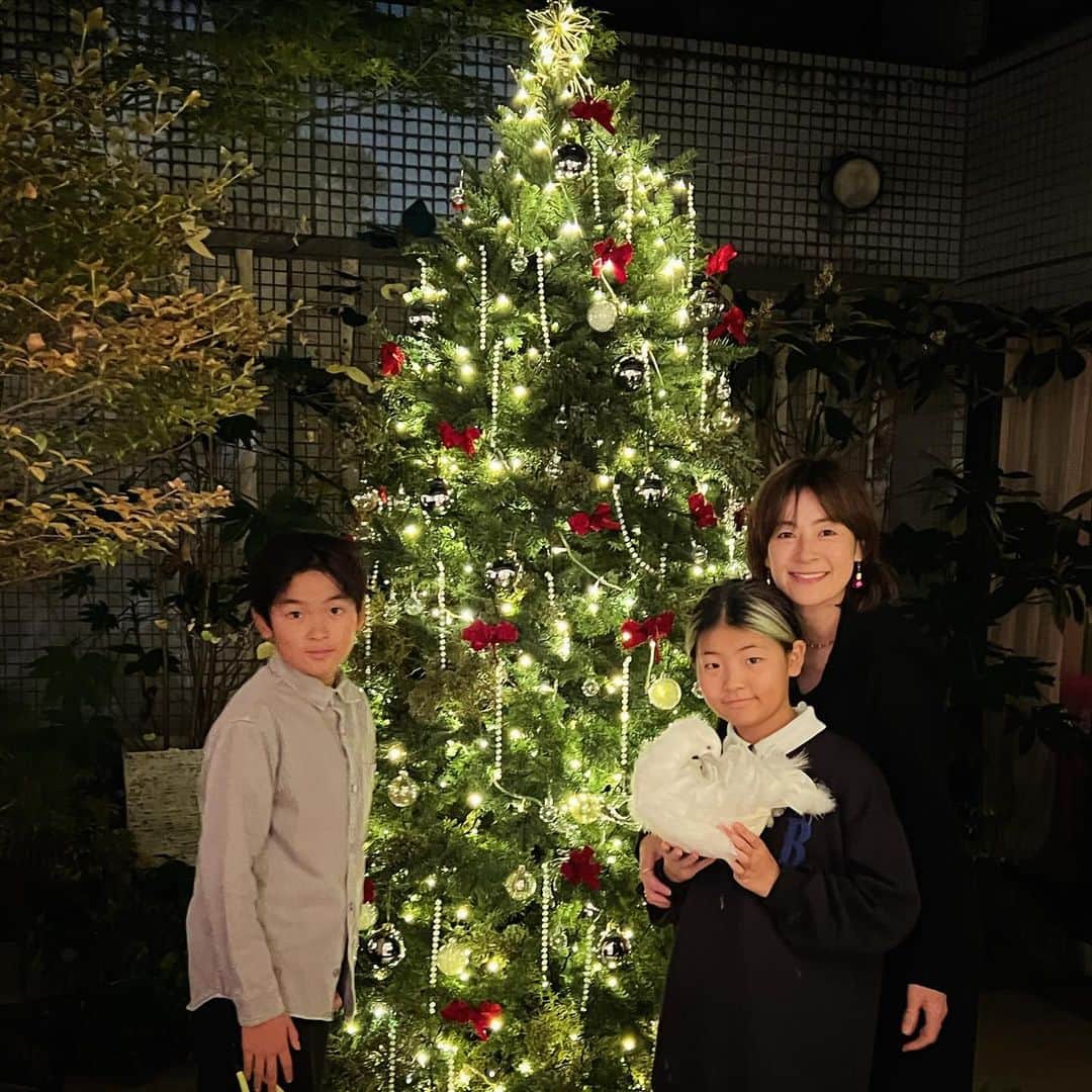 田波涼子のインスタグラム：「子供達が小さい時にお世話になったプリスクールの園長先生と友人が集まり、持ち寄りでクリスマス会を。 ここへ初めて来た時の面談中、悩みや子供への思いを聞いて頂き、園長先生の包み込んでくれる優しさと厳しさに泣いてしまった事を思い出した。 子供達も私も沢山学べた場所。  やはりここへ来ると心が洗われる。  今ここにいれる事が本当に幸せなんだと感じれた、そんな一夜でした。 子供達も懐かしい小さな机で、当時のままのお部屋で園長先生とお友達と話せて、嬉しそうだった♡  今回の再会で何かを感じてくれたら私も嬉しいなっ」