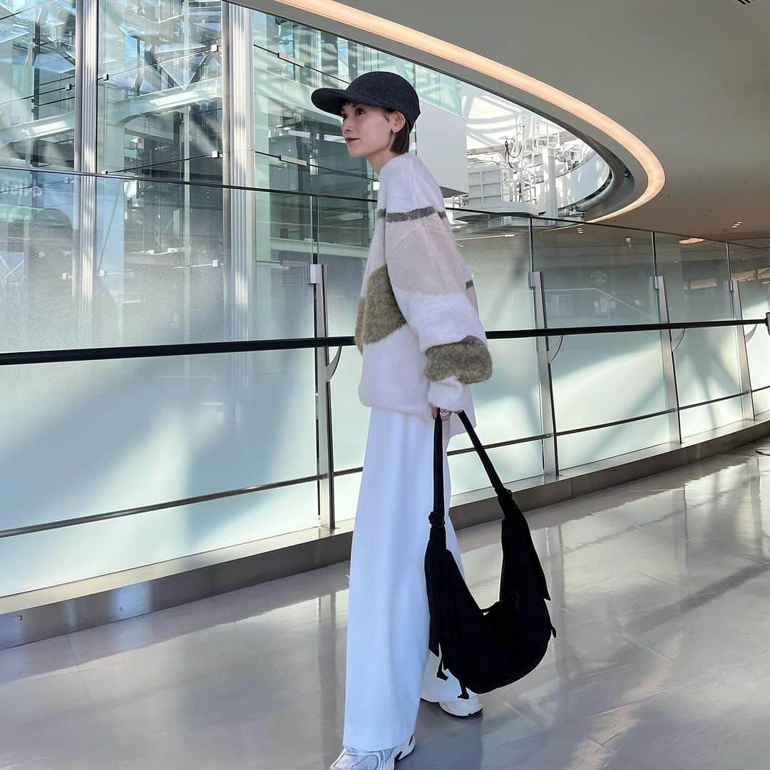 MATSUIRIHOさんのインスタグラム写真 - (MATSUIRIHOInstagram)「これから東京⇆福岡で 飛行機乗ることも増えるなぁ✈️  福岡行った日の私服🧢 outer / knit ： @hellam_official  pants： @plst_official  cap： @uniqlo_jp  shoes： @newbalancelifestyle  bag： @lemaire_official   #150cmコーデ #低身長コーデ #シンプルコーデ #hellam  #ヘラム #uniqlo #ユニクロコーデ #plst #plstコーデ #プラステ #ホワイトコーデ #スニーカーコーデ #ニットコーデ #シャギーニット #キャップ #キャップコーデ #uniqloc #冬コーデ #ボブヘアアレンジ #ボブヘア」12月10日 14時47分 - rihoo914