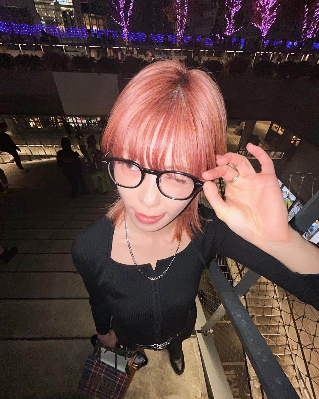 とももとももさんのインスタグラム写真 - (とももとももInstagram)「髪色ピンクオレンジ🍊💓  #ウルフカット #ハイトーンカラー #ootd #冬コーデ」12月10日 14時52分 - coco_max0610