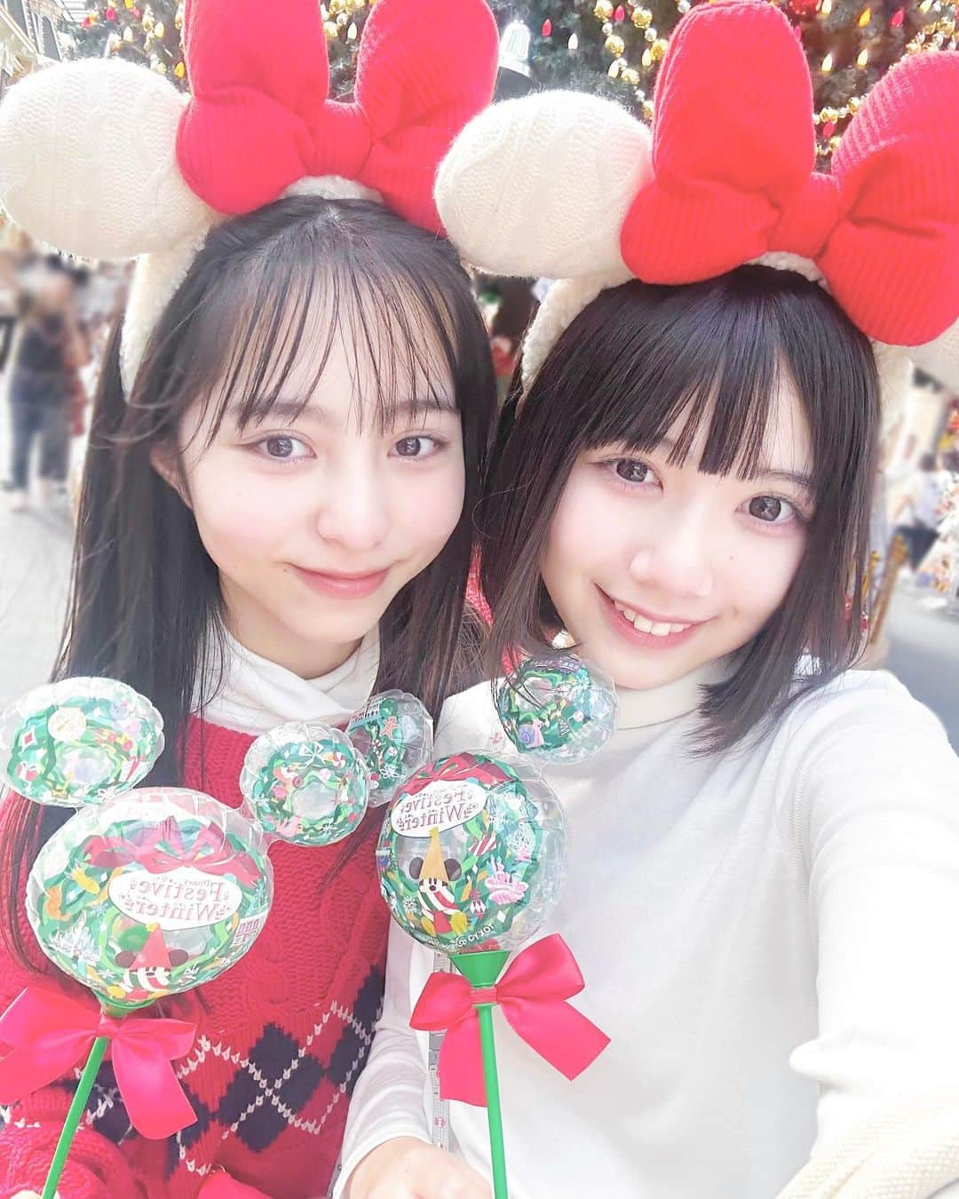 伊藤沙音のインスタグラム：「🧁🐰 ニコラ1・2月合併号『しゃのみゆの東京ディズニーリゾートクリスマスレポ』のオフショ🎄  みゆうとクリスマスディズニーに行ってきました♡ 楽しかった🎶  映えスポットや可愛いフードなどたくさん紹介してるよ~😻  ニコラネットにも載ってるから是非チェックしてね👆🏻   #伊藤沙音 #松田美優 #しゃのみゆ  #nicola #ニコモ #ニコラ1_2月合併号   #Disney」