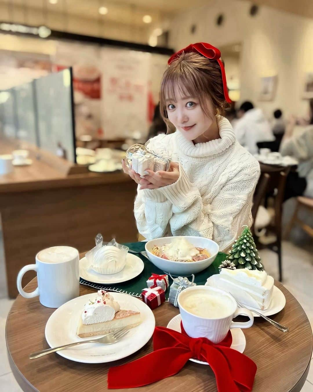 中島絢乃さんのインスタグラム写真 - (中島絢乃Instagram)「⛄️🍰🤍　  .  カフェ・ド・クリエ ＆カフェ・ベローチェで ＂ふたつの冬の真っ白体験＂フェアが 開催されるよーーーーっ❄️⛄️🤍  ということで、私も真っ白コーデで 新メニュー試食会にお邪魔してきました⛄️🎀  デコレーションを用意してくださったので 可愛く飾り付け🕺🎁🎀  .  ▶️ @cafedecrie 🎄🧀(2〜4枚目) カフェ・ド・クリエ「冬のチーズマルシェ」 ✏️2023年12月6日（水）～ 色々なチーズを使用した 3つのチーズメニューが登場🧀 ————————— ☑︎ イタリア産チーズの本格カチョエペペ 〜ペコリーノチーズ使用～ ¥840〜 ☑︎ とろけるチーズのクリーミーモカ ¥580〜 ☑︎ 3種のこだわりチーズタルト ¥490〜 —————————  特に好きだったのがカチョエペペ🍝 ペコリーノチーズと黒胡椒の組み合わせ、、 絶対みんな好きなやつだよね🥹🤍🧀 あっという間に食べちゃったー！😋  カフェ・ド・クリエは 打ち合わせや移動の合間によく利用しているんだけど、 さっと入ってすぐにおいしいパスタが 食べられるっていうのが本当にありがたいの🙏  特にこの渋谷桜丘スクエア店は 天井も高くてお気に入りな店舗です💫  .  ▶️ @cafe.veloce 🎅🏻🍫(5〜7枚目) カフェ・ベローチェ「ホワイトチョコパーティー」 ✏️2023年12月7日（木）～ ホワイトチョコをたっぷり使用した 3つのメニュー🍫 ※モンブランとケーキは浅草橋駅西口店では販売なし  ————————— ☑︎ ホワイトチョコラテ〜香るオレンジ〜 ¥480〜 ☑︎ ホワイトチョコモンブラン 〜キャラメルチップ&クリーム〜 ¥450〜 ☑︎ ホワイトチョコのショートケーキ ¥450〜 ——————————   どれもホワイトチョコ感強めで寒い日にぴったり😮‍💨🧣 モンブランのクリームに混ぜてあるキャラメルチップが サクサクで美味しかったです😋🤍  見た目もかわいい この冬だけの真っ白なメニュー ぜひ食べてみてね😮‍💨🤍🍫  〰〰〰️〰  #sponsored #カフェ」12月10日 15時06分 - nakajima_ayano