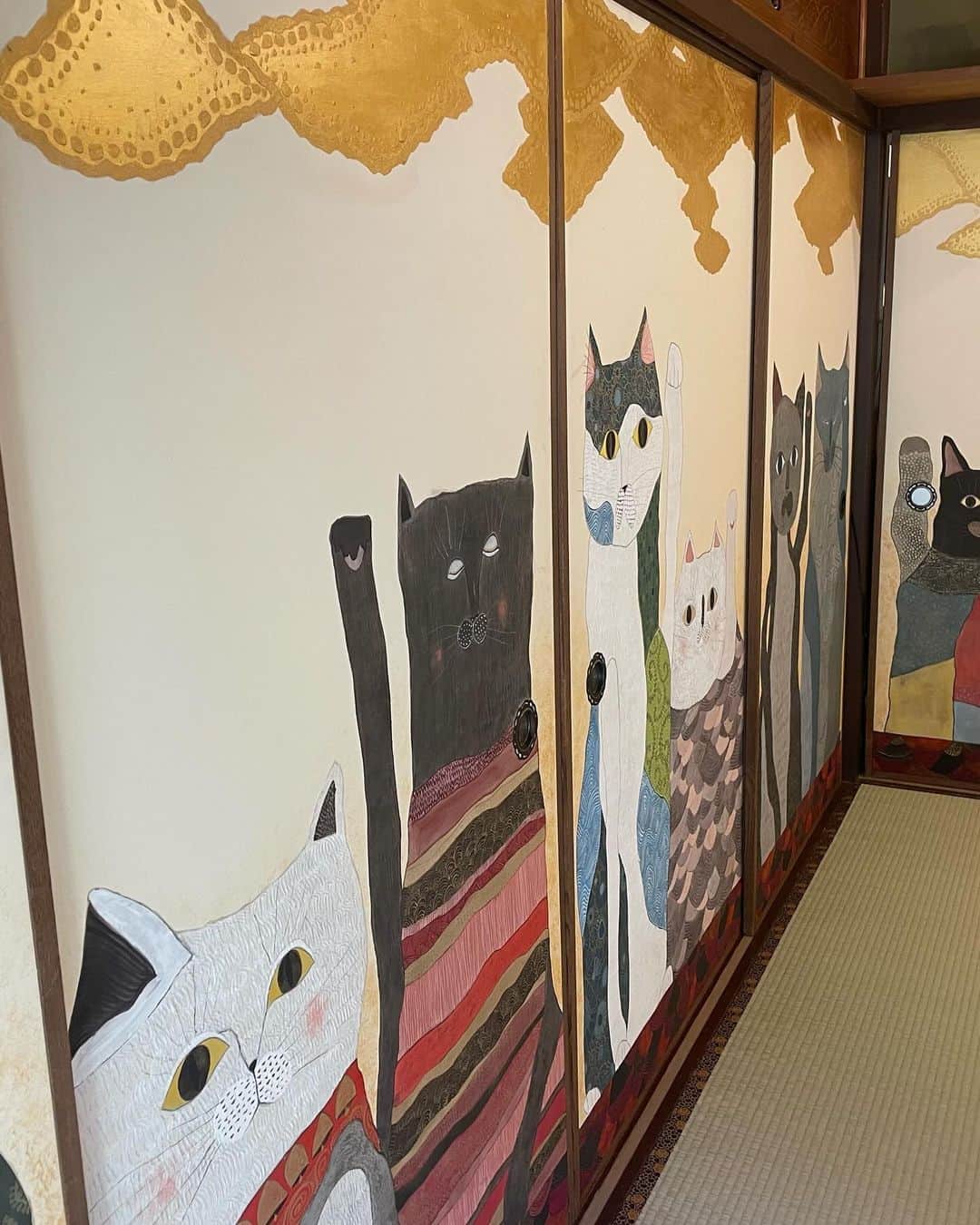 宮田麺児さんのインスタグラム写真 - (宮田麺児Instagram)「猫猫寺へ （にゃんにゃんてら）へ  猫国時代展やってます。 （にゃんごく）  #猫 #猫猫寺 #猫国時代」12月10日 15時00分 - miyatamenji
