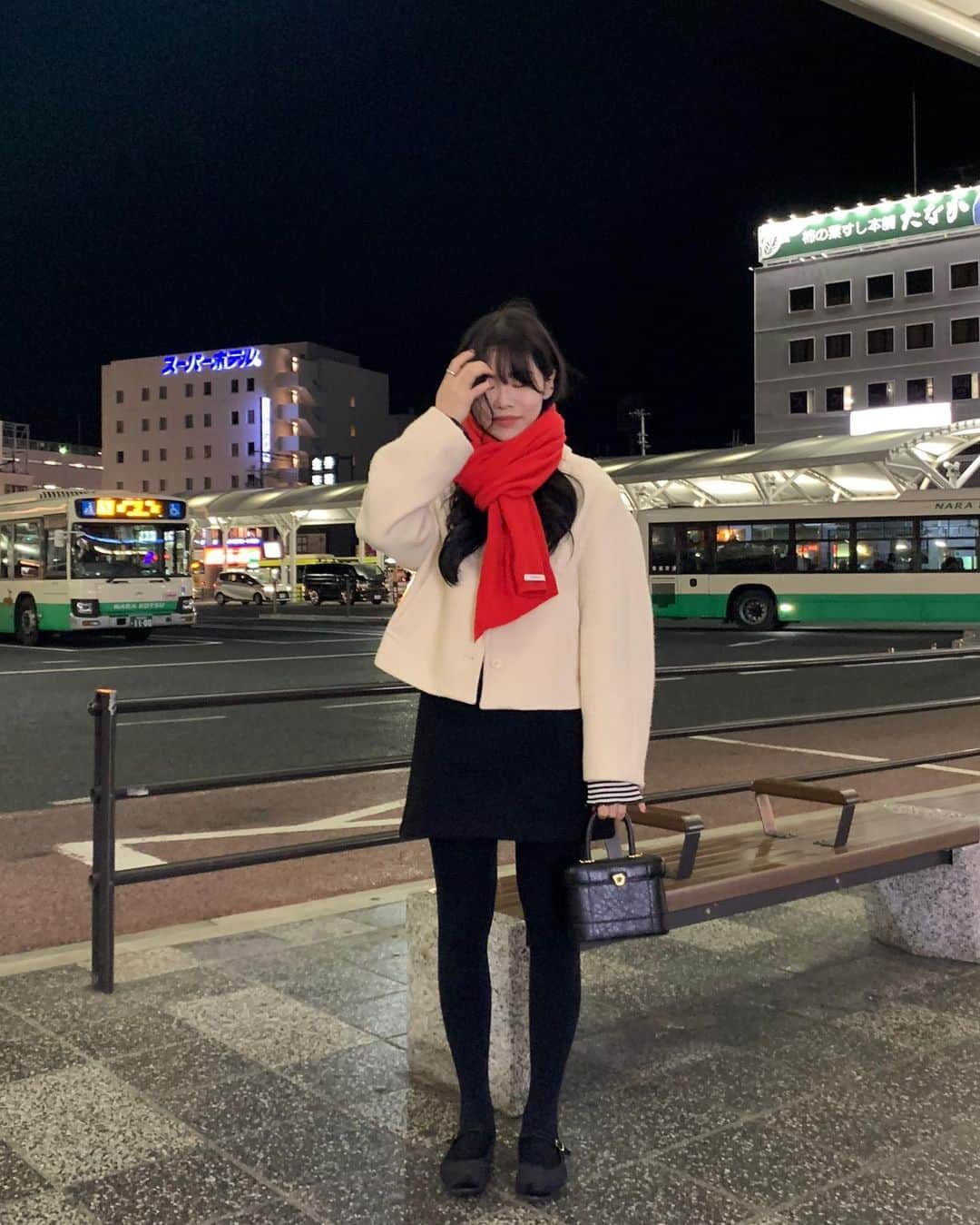 +82 경현のインスタグラム：「크리스마스엔 이렇게 입어주세요..❤️ 그나저나 크리스마스때 다들 뭐하시나요?🎅🏻 #BITETHEBULLET#바잇더불렛  + 업데이트 현황은 @bitethebullet.co.kr 요 계정에서 확인가능하세요🧚🏻‍♀️  + 사진속의 코디는 댓글로 문의주시면 업데이트시 안내 다이렉트 보내드리고 있습니다🥳✨」