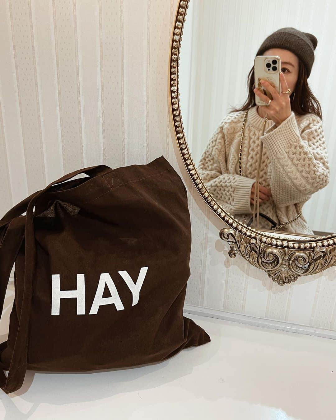 akiiiii1025のインスタグラム：「⁡ お気に入りのケーブルニットに HAYのトートバッグ🤎 ⁡ 🧶 @selectmoca  👜 @haydesign  ⁡ ⁡ ⁡ ⁡ #selectmoca#hay#mamacode #セレクトモカ#ニット#ケーブルニット#ニットコーデ #ざっくりニット#ニット帽#ヘイトートバッグ #トートバッグ#ママコーデ#ママファッション #着回しコーデ#韓国コーデ#韓国ファッション #大人カジュアル#カジュアルコーデ#男の子ママ #大阪ママ#北摂ママ#こどものいる暮らし #楽天room#楽天roomに載せてます#楽天購入品」