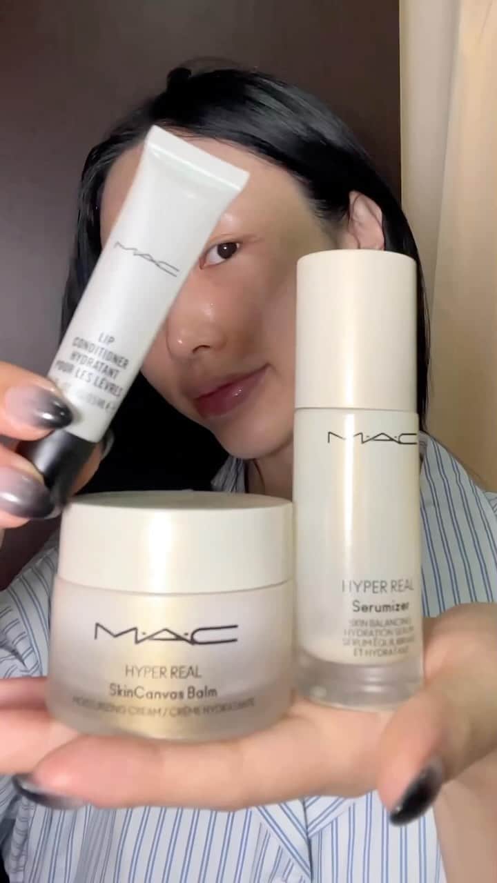 M·A·C Cosmetics Hong Kongのインスタグラム：「開啟周末me-time療癒系美顏儀式🤍 🫶🏼#貼妝花瓣精華 *- 餵肌膚飲飽水，重塑膚質、鞏固屏障 🫶🏼#貼妝花瓣霜 - 鎖水封膜，儼如為肌膚添上一層光感濾鏡  🫶🏼專業潤唇膏 - 滋潤雙唇，同唇紋、龜裂講拜拜👋  🤍 94% 用家表示產品有助提升肌膚狀況及外觀* （*對122位亞洲顧客，早晚使用四星期後進行測試）  🛒【雙12限定優惠】 由6/12 - 12/12，全線官網88折！  Product featured: Hyper Real Skin Balancing Hydrating Serum 清透煥顏修護精華 - HK495/30ml, HK$320/15ml Hyper Real Moisturizing Cream 清透煥顏保濕修護面霜 - HK$455/50ml, HK$230/15ml Lip Conditioner 專業潤唇膏 - HK165 #MACHyperReal #MACSkinArtistry #MACHongKong #Regram from @2000syx  Time for a little TLC for yourself this weekend🤍 ✔️Hyper Real Skin Balancing Hydrating Serum* - Moisturise, retexturise and smooth your skin with a strong barrier ✔️Hyper Real Moisturizing Cream - Hydrate and lock moisture to create a perfect, supple canvas ✔️Lip Conditioner - condition and moisturise dry lips to prevent fine lines and flaky skin  🤍94% said this product improved the appearance of skin texture after 4 weeks* (*Consumer testing on 122 Asian panelists after four weeks of use, twice a day.)  🛒【Double 12 Exclusive Promotion】From 6/12 - 12/12, enjoy 12%OFF online!」