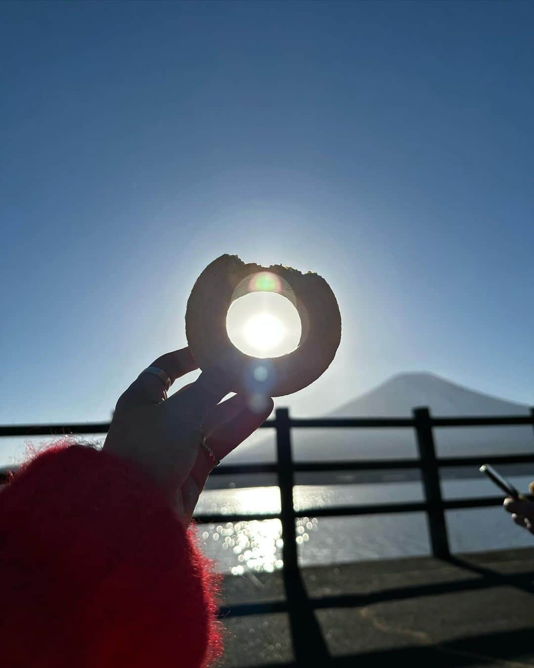 高山都さんのインスタグラム写真 - (高山都Instagram)「ポカポカ湖畔でバームクーヘン日和🌞🍩🦢」12月10日 15時11分 - miyare38