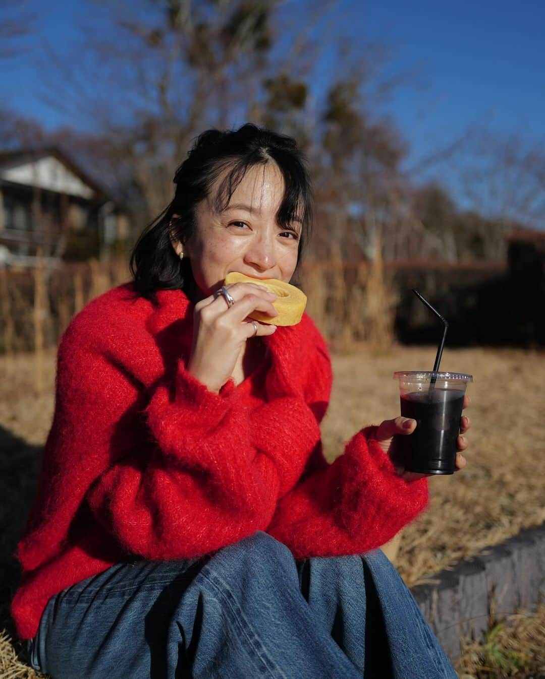 高山都さんのインスタグラム写真 - (高山都Instagram)「ポカポカ湖畔でバームクーヘン日和🌞🍩🦢」12月10日 15時11分 - miyare38